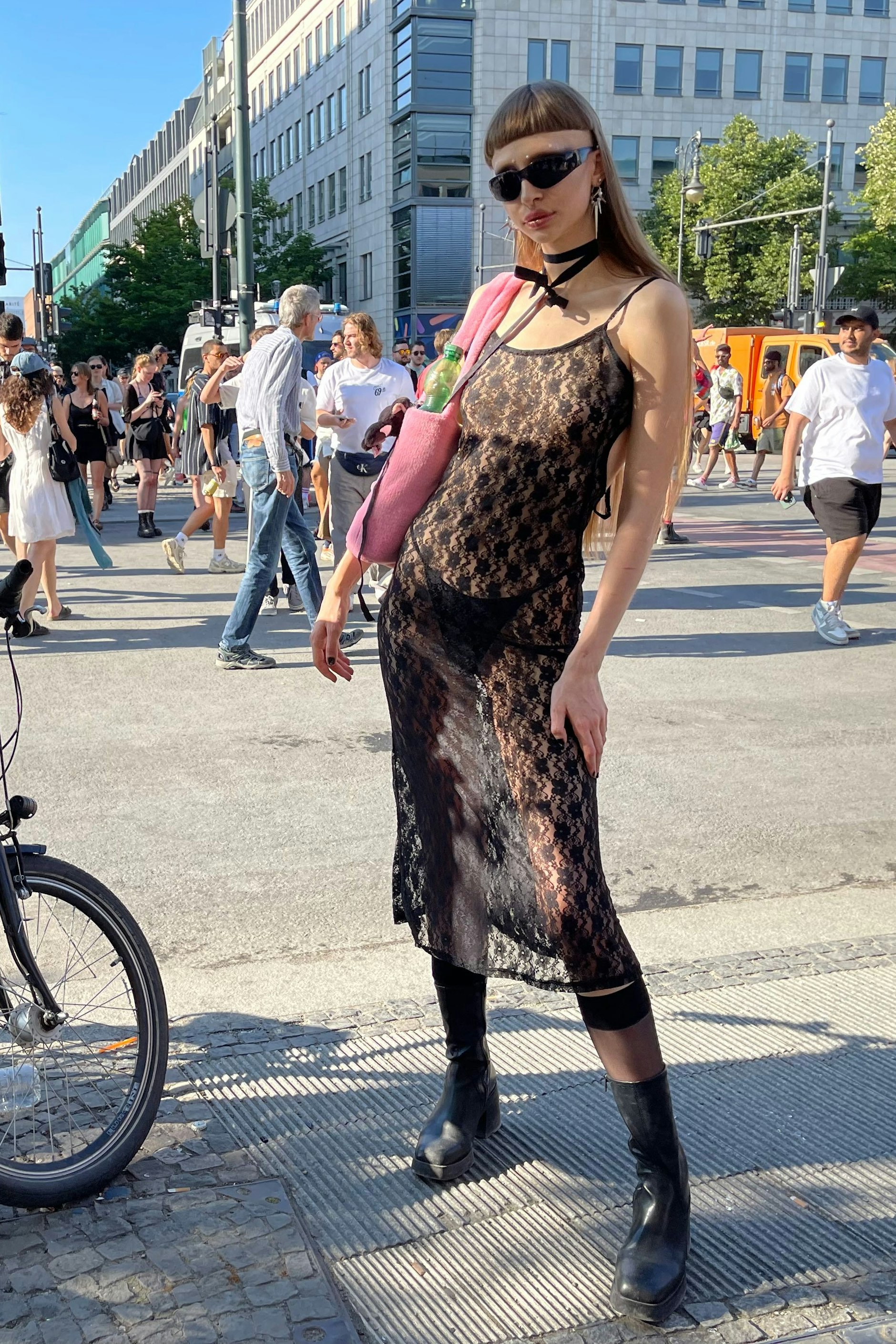 Auch wenn die Loveparade per se keine Modeveranstaltung ist, so zeigten sich die Raver in diesem Jahr in bester Clubwear – ein Style, der ja gerade auch in der Fashion-Bubble extrem angesagt ist.