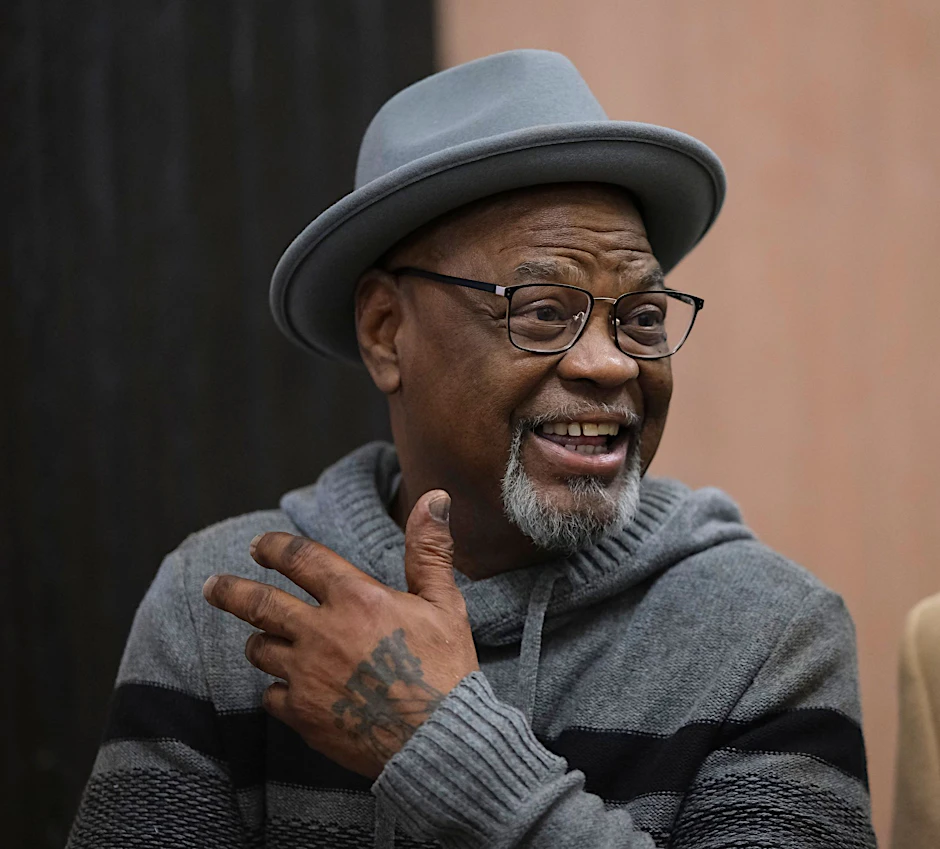 Glynn Simmons verlässt das Gerichtsgebäude.  Nach 48 Jahren Haft ist er in Oklahoma für unschuldig erklärt worden.  pa