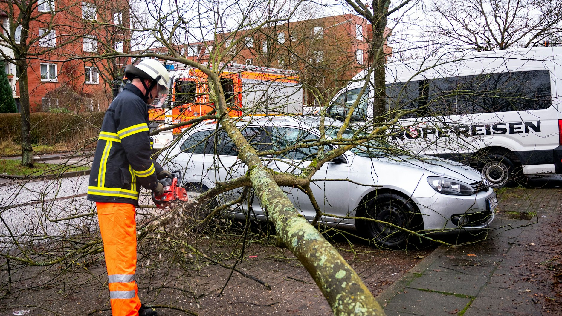 &nbsp;Hamburg: Die Feuerwehr im Dauereinsatz, auch wegen vieler umgestürzter Bäume.