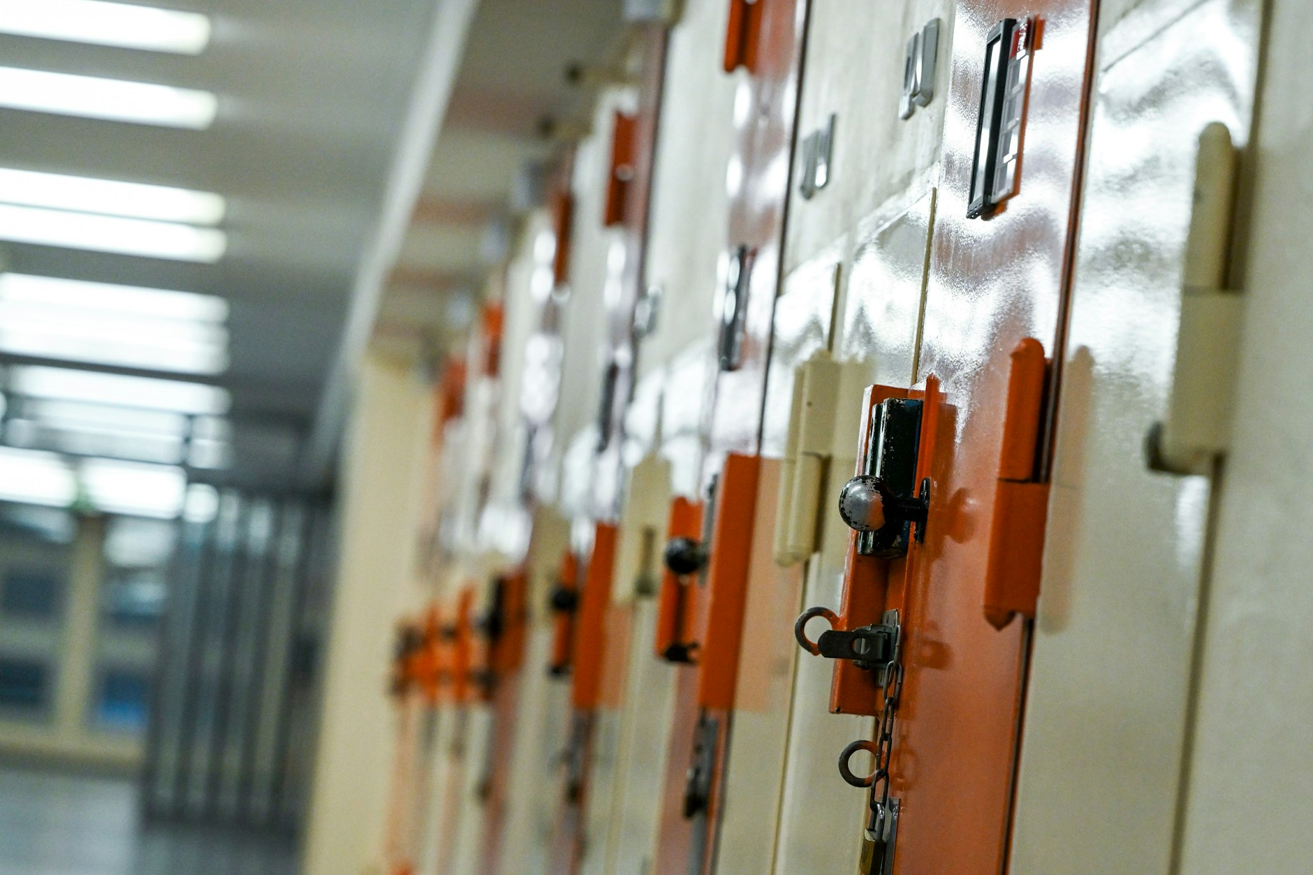 In der Justizvollzugsanstalt Moabit und in der JVA Plötzensee wurden besonders viele geschmuggelte Handys gefunden.