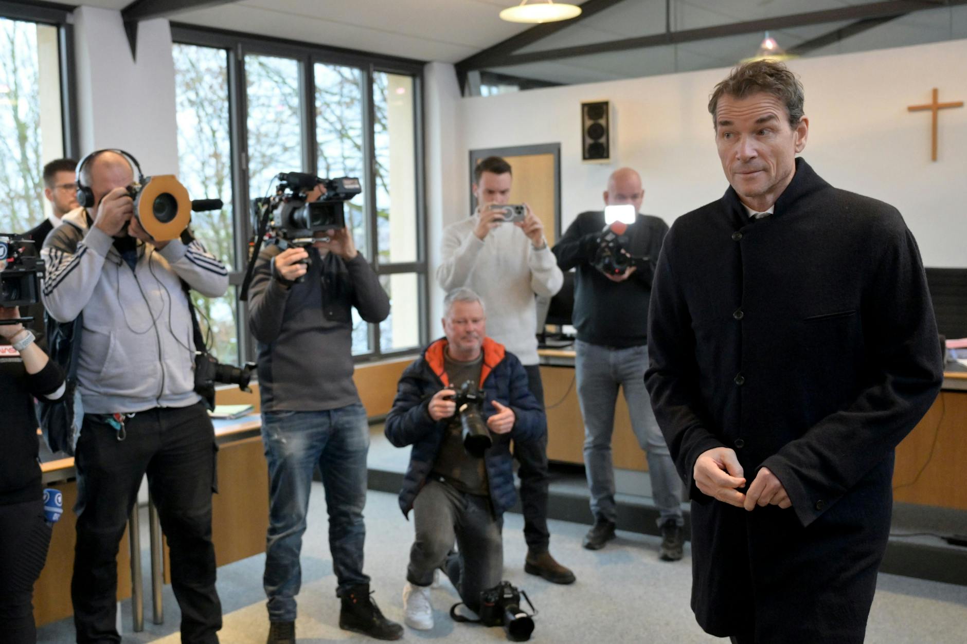 Ex-Hertha-Aufsichtsrat Jens Lehmann geht zu Prozessbeginn gegen ihn an den wartenden Journalisten vorbei.