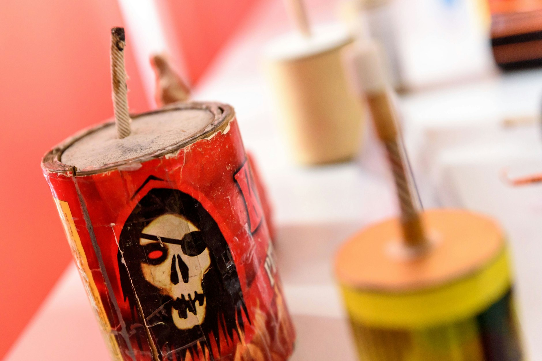 Ein Mann und seine Söhne in Britz sollen illegale Pyrotechnik verkauft haben.