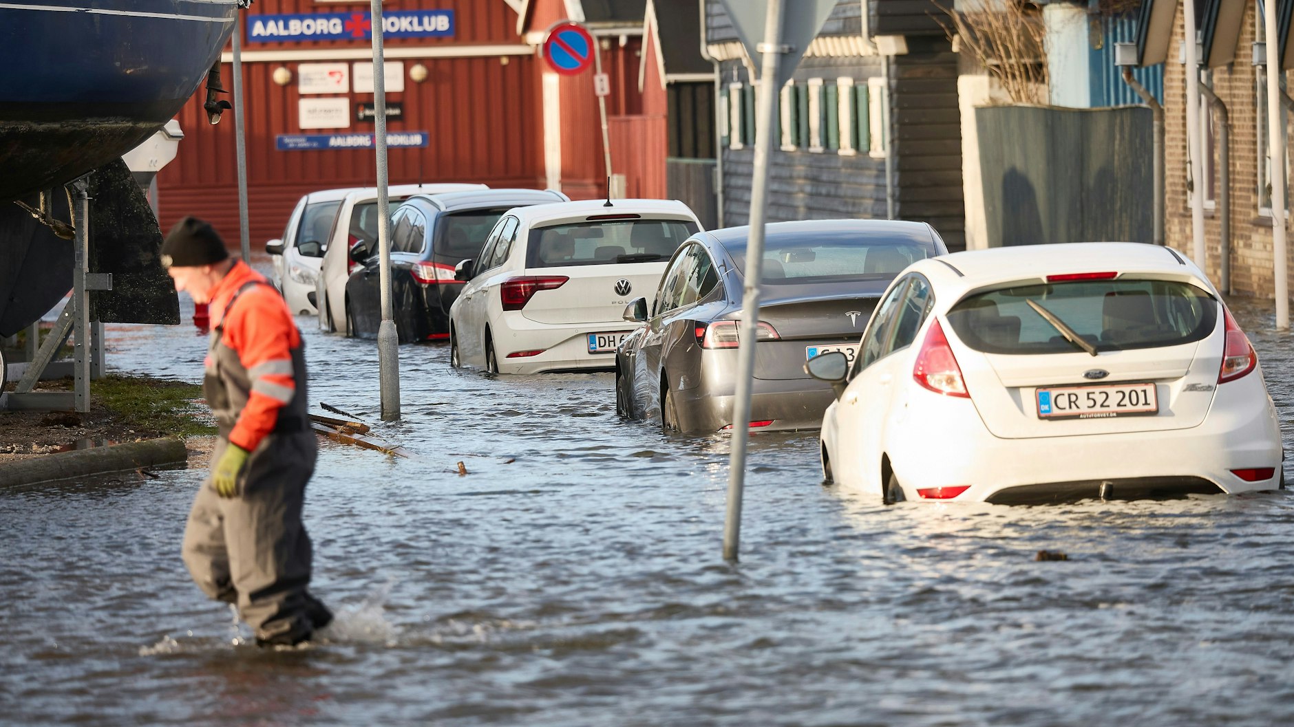 Autos stehen im Hochwasser am Hafen von Aalborg (Dänemark). Der Sturm hat die Westküste in der Nacht zu Freitag erreicht.