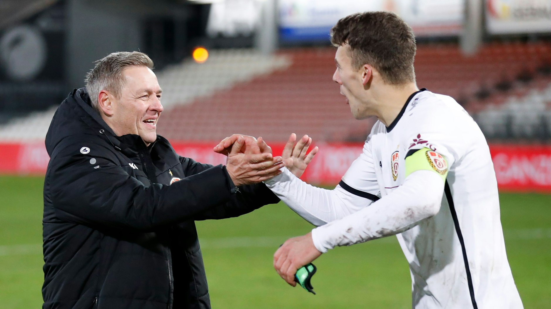 Zwischen Trainer Dirk Kunert (l.), Chris Reher und dem Team des BFC Dynamo passt es von Anfang an.