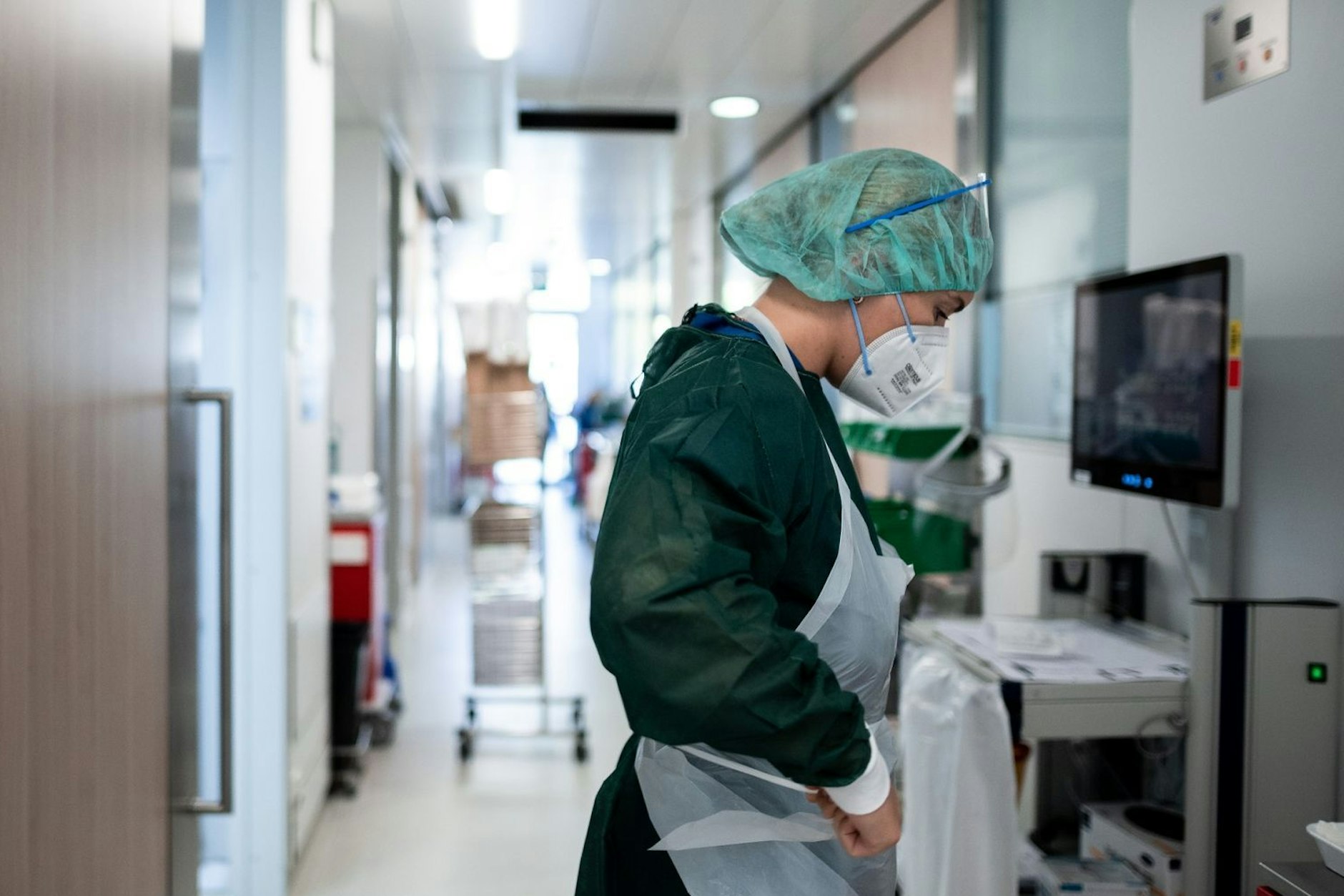 Eine Krankenschwester auf einer Intensivstation.&nbsp;