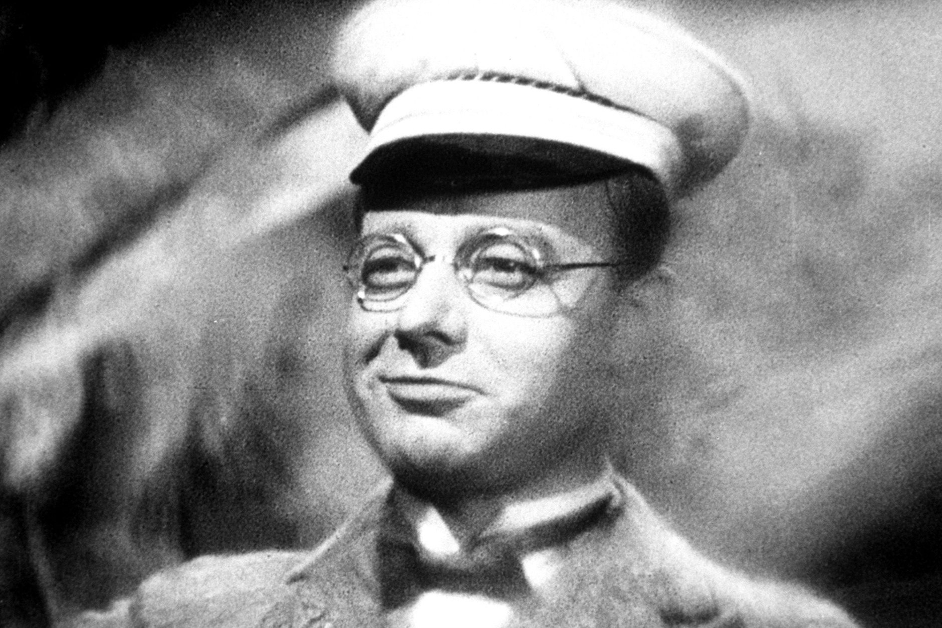 Aus dem erfolgreichen Schriftsteller Dr. Johannes Pfeiffer (Heinz Rühmann) ist ein gewitzter Primaner geworden. Seine verrückten Einfälle halten die Lehrer eines Kleinstadt-Gymnasiums in Atem. 