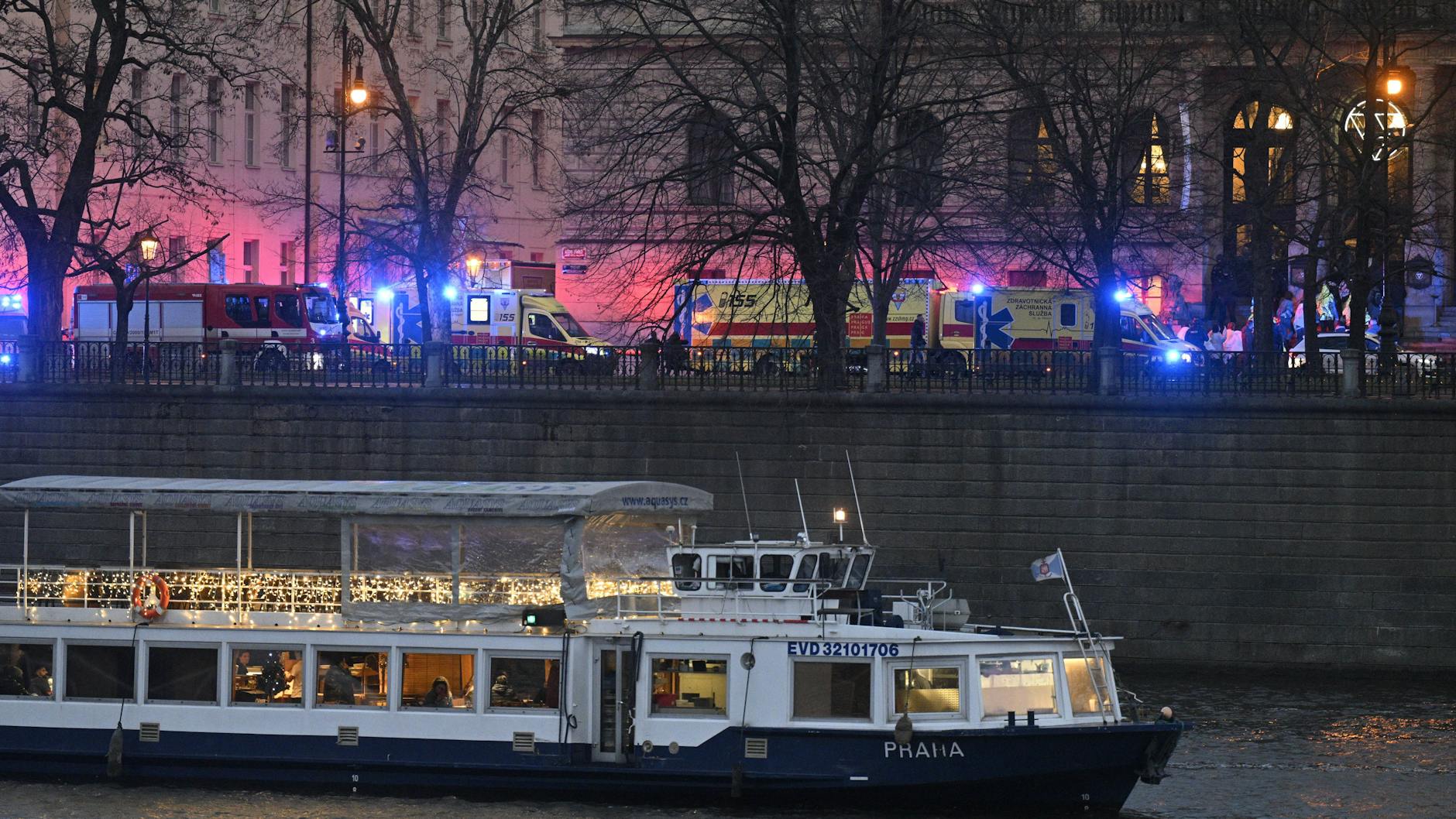 Viele Rettungswagen und Polizei am Tatort in Prag.