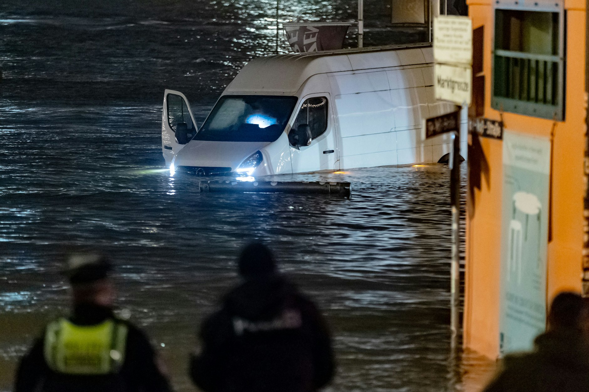 Ein Lieferwagen steht bei einer Sturmflut in der Nähe des Fischmarkts in Hamburg in der Elbe.