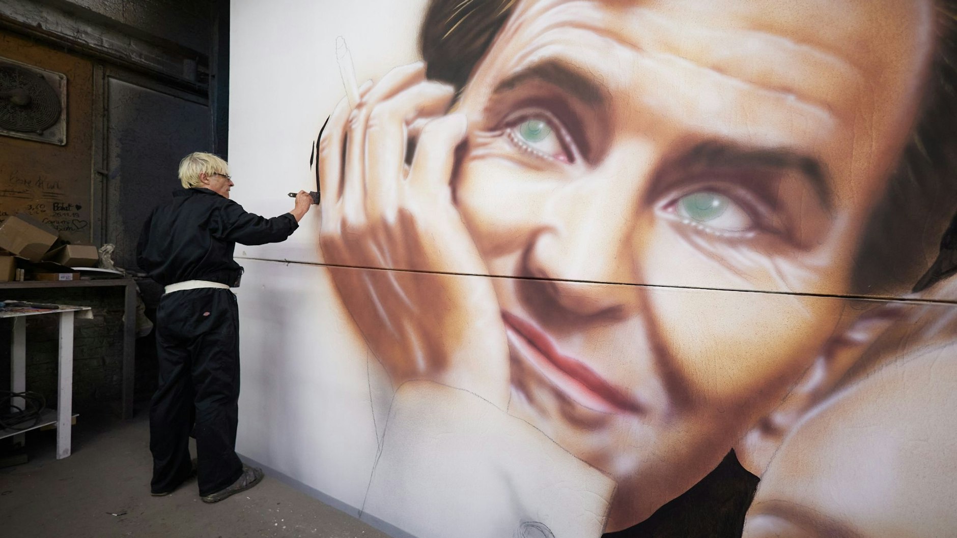 Der Kinoplakatmaler Götz Valien malt in seinem Berliner Atelier an dem Plakat für den Film „Maestro“.