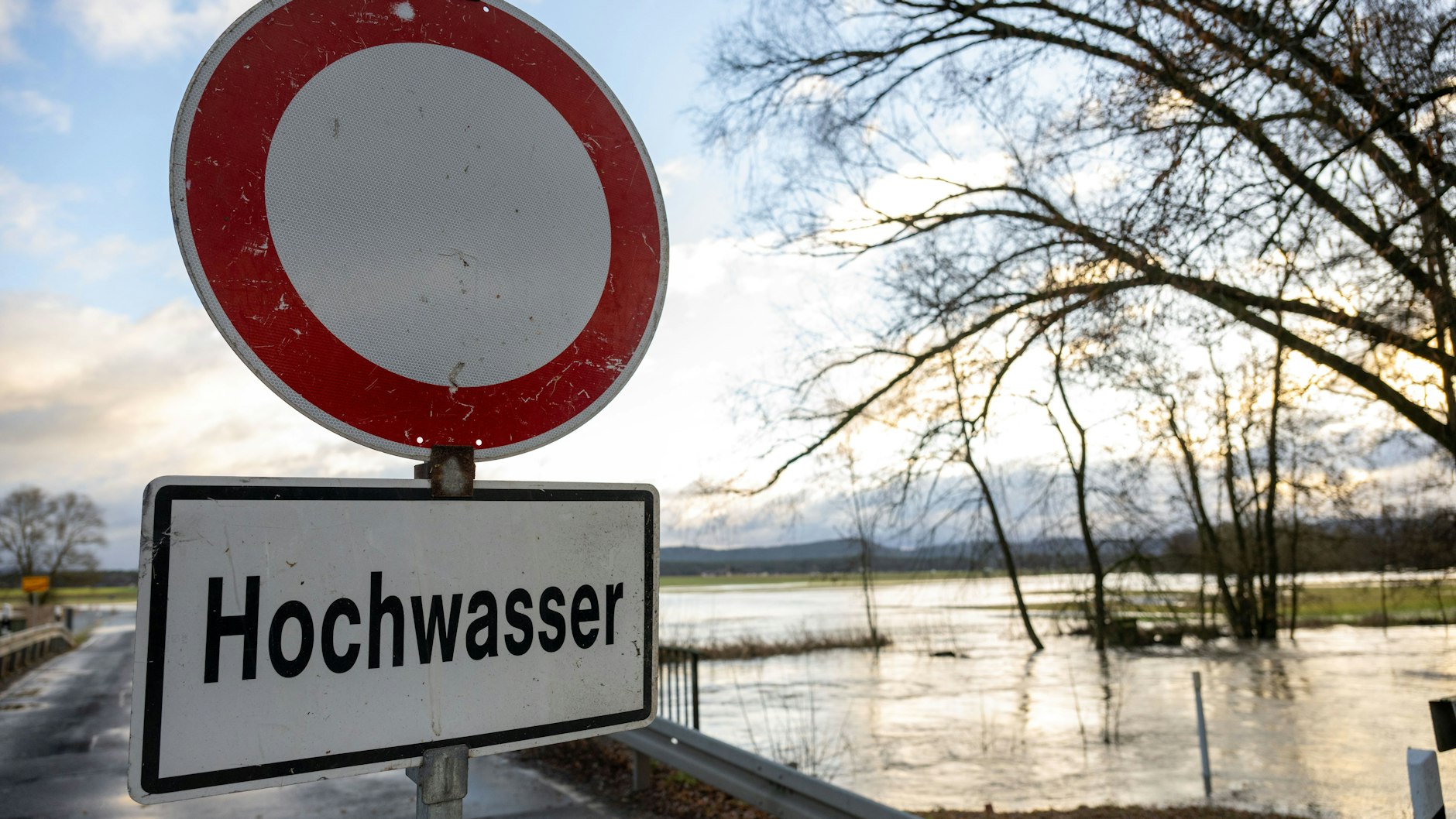 Ein Schild warnt im nordbayerischen Wörlsdorf (Landkreis Coburg) vor Hochwasser. Hier hat die Steinach die Hochwasser-Meldestufe 3 überschritten, etliche Straßen sind gesperrt.