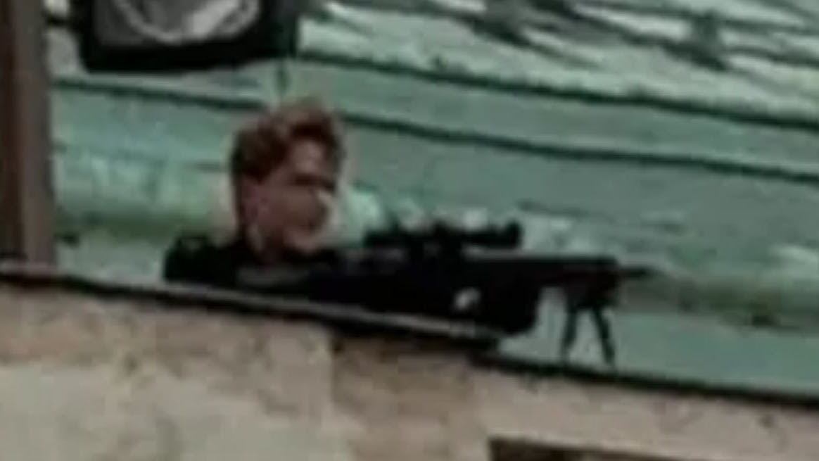 David K. (24) mit seiner Waffe.