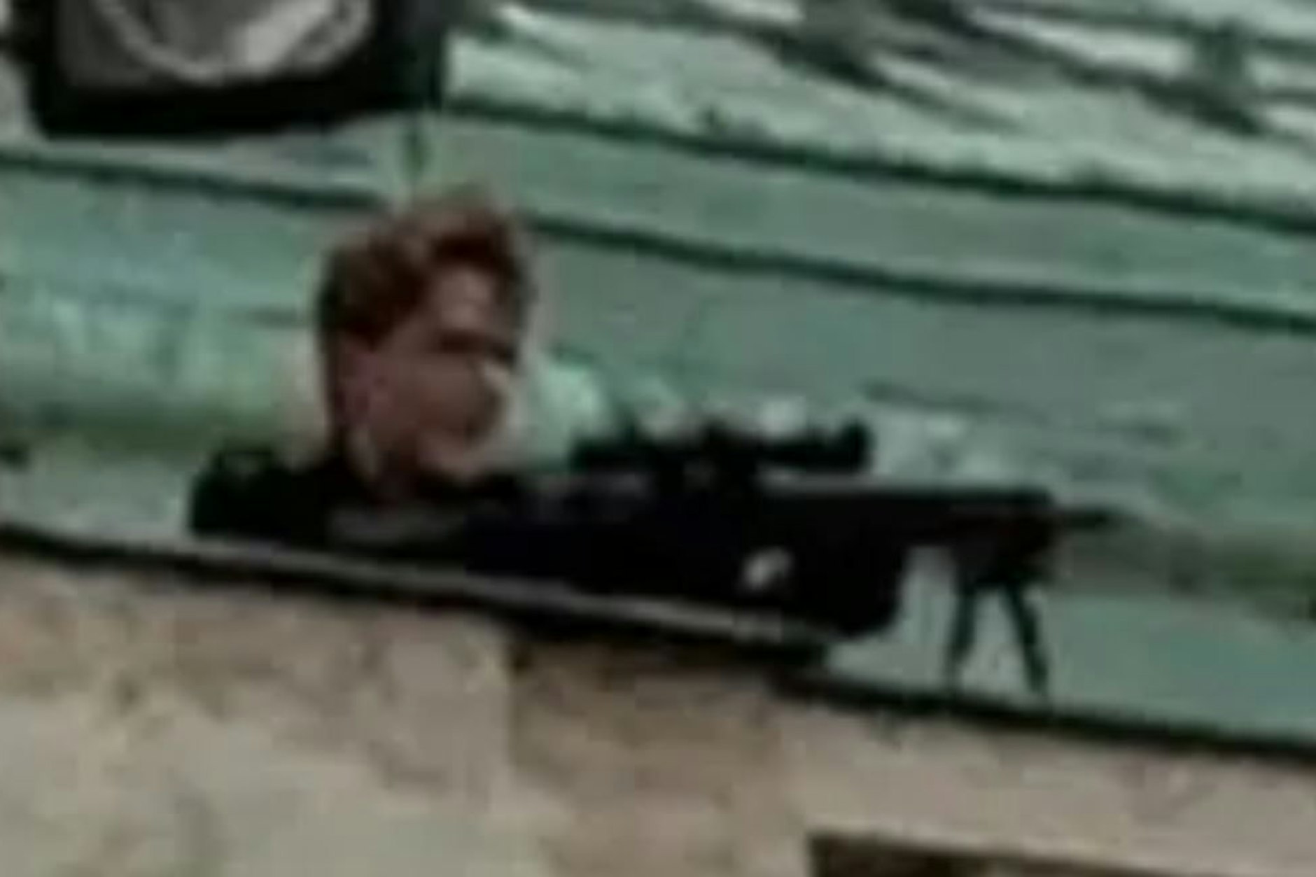 David K. (24) mit seiner Waffe.