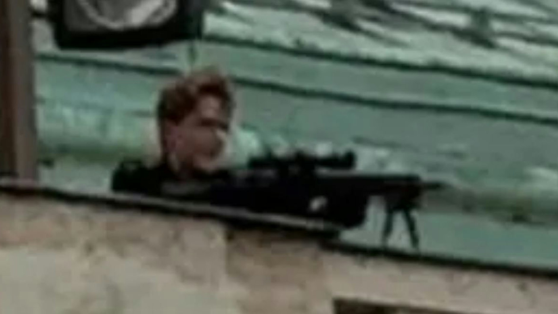 David K. (24) mit seiner Waffe. 