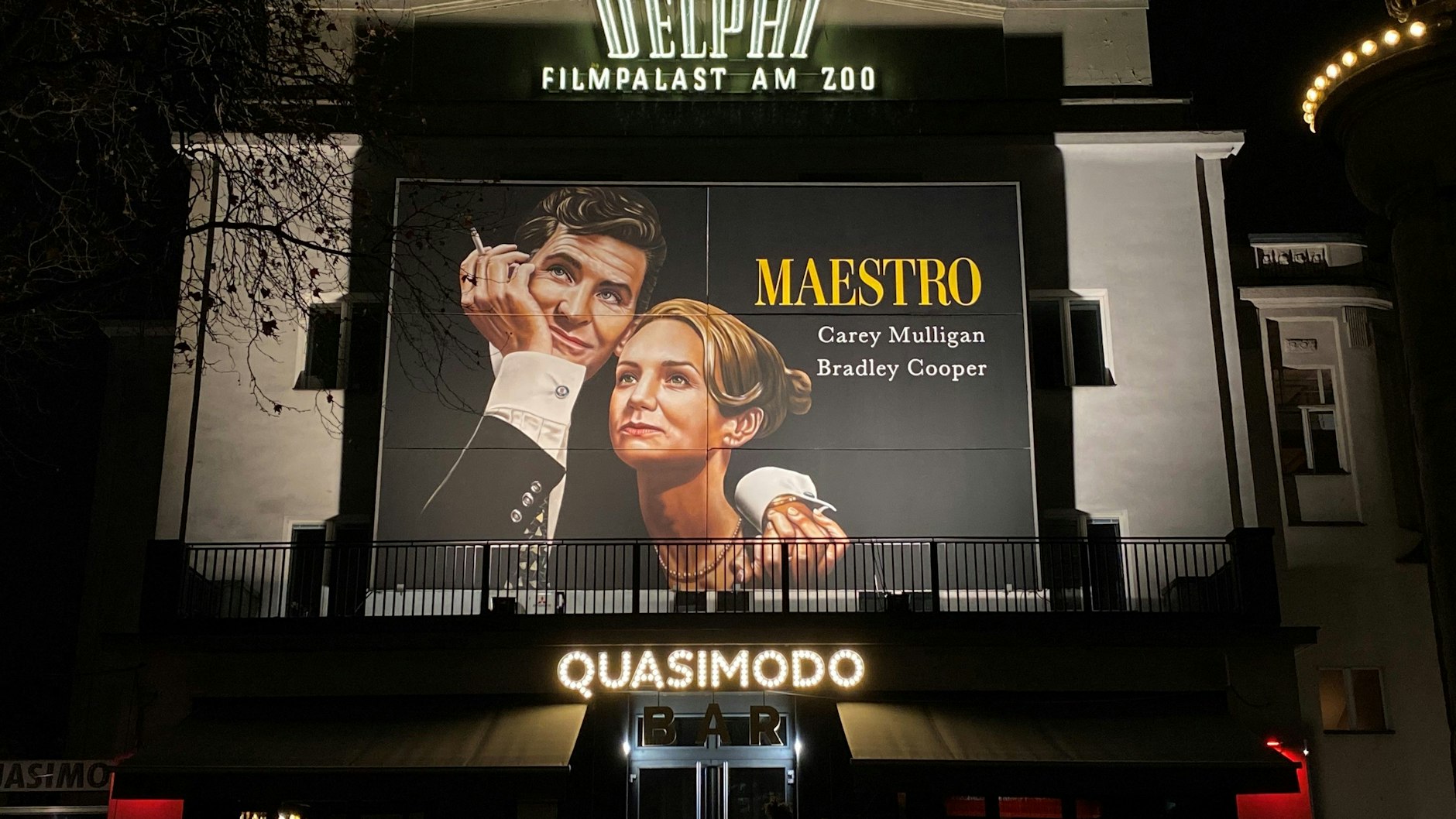 Das vom Künstler Götz Valien gemalte Filmplakat zu „Maestro“ hängt am Delphi-Filmpalast am Zoo in Berlin. 
