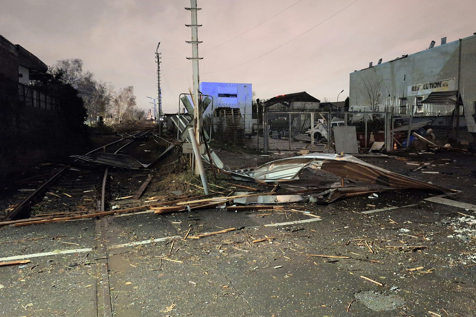 War das ein Tornado? Trümmer und Bleche an einem Bahnübergang in Köln. In ganz Deutschland kommt es wegen des Sturms zu Bahnausfällen.