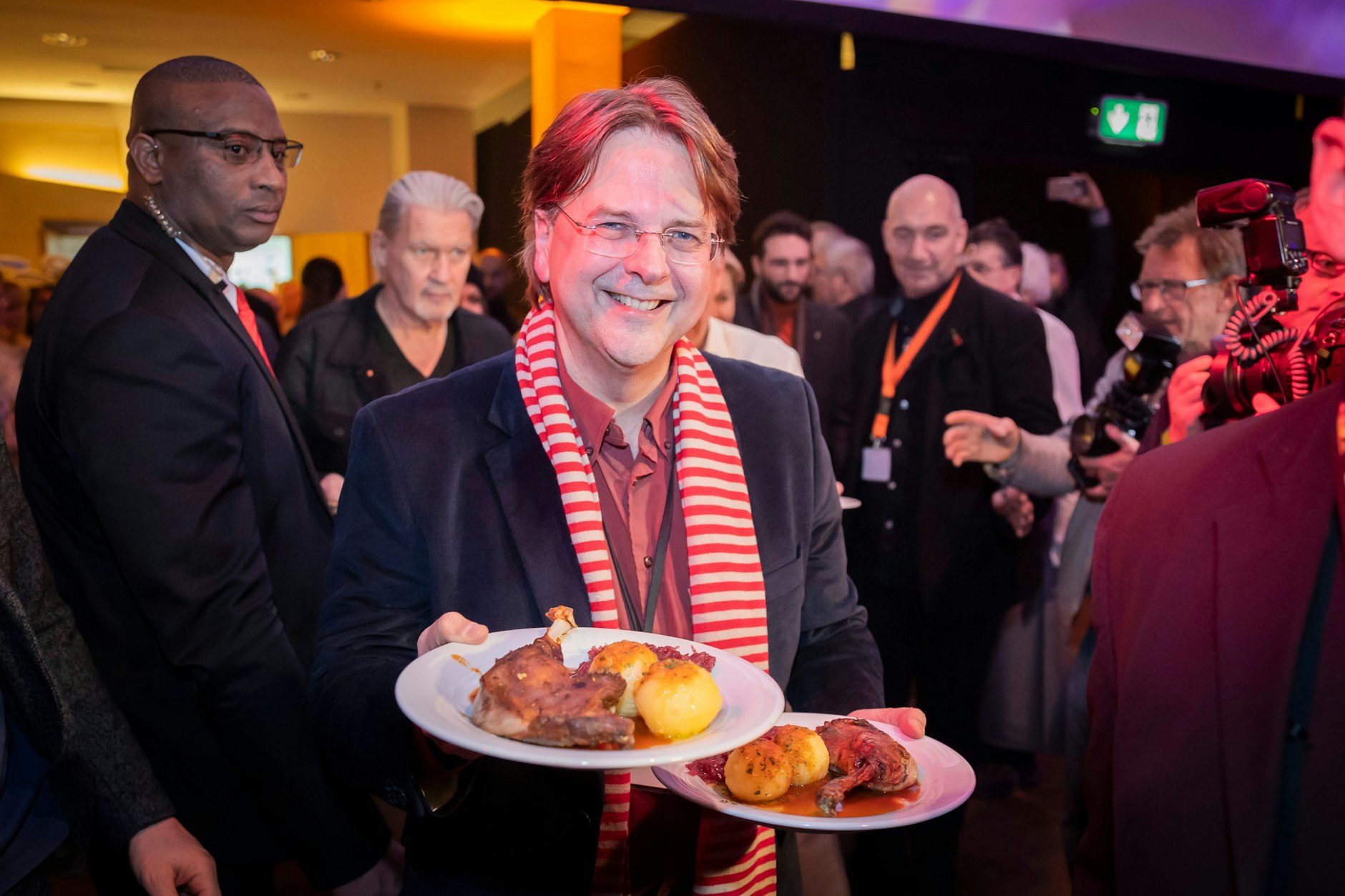 Statt Frank übernahm Sohn Marcus Zander Teile der Organisation und servierte auch mit.