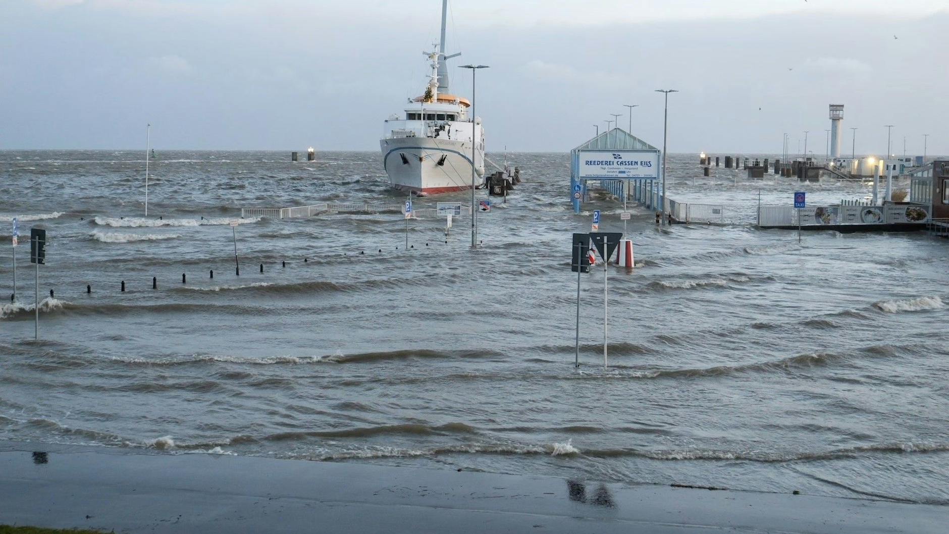 Land unter an der Nordsee: Der Zugang zum Fährbetrieb in Cuxhaven ist überflutet, Fähren nach Helgoland fallen wegen des Sturms aus.