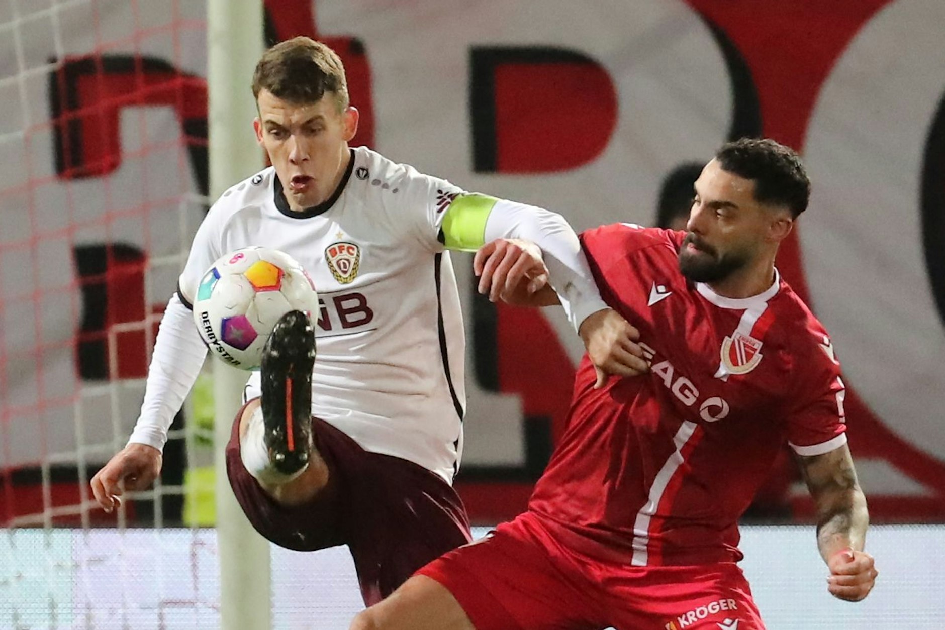 Das Spiel bei Energie Cottbus war für alle Dynamos ein absolutes Highlight, auch für BFC-Kapitän Chris Reher (l.).