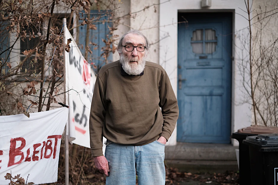 Manfred Moslehner, genannt Manne, vor dem Haus in Berlin-Reinickendorf, aus dem er geräumt werden soll. Der 84-Jährige lebt hier seit seiner Geburt.