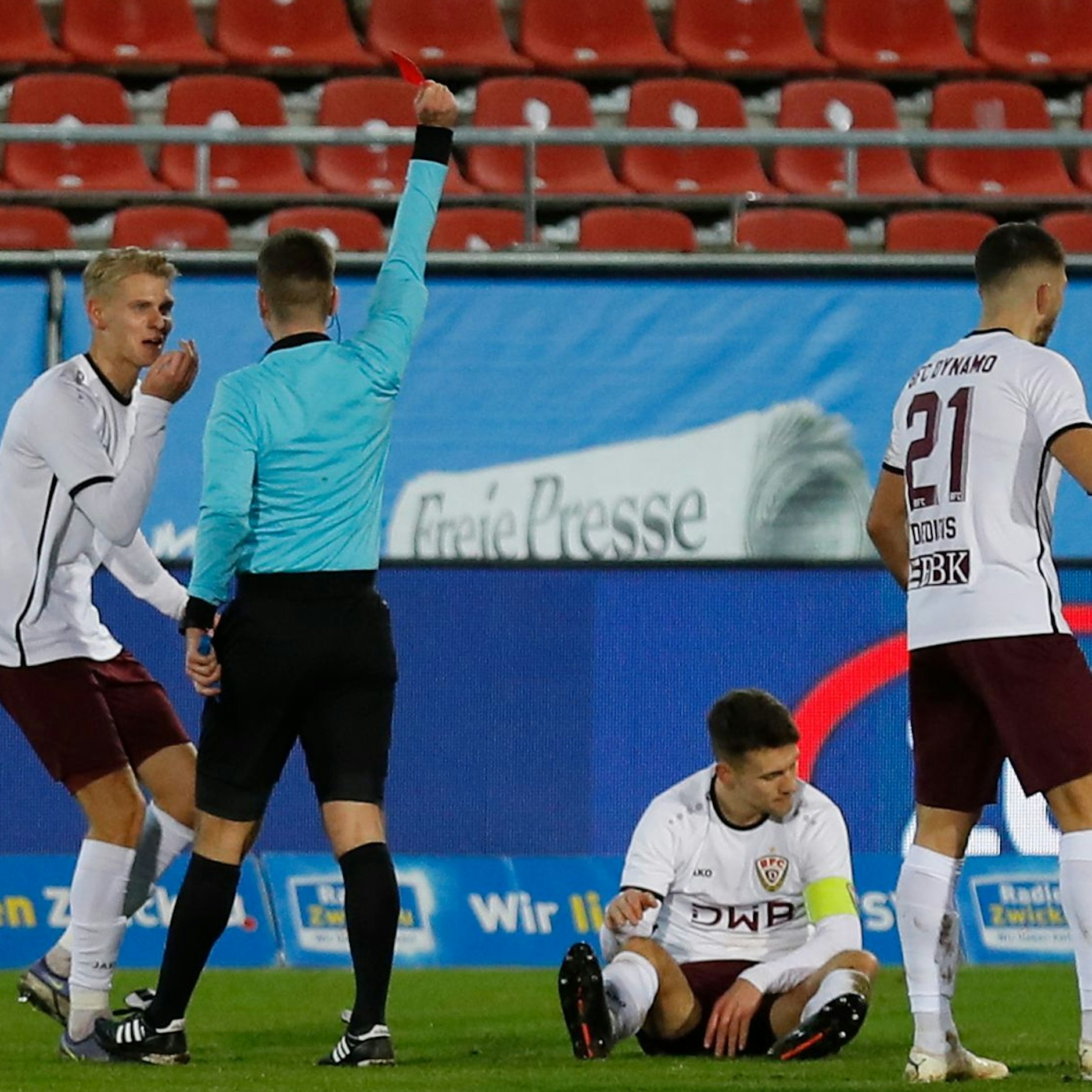 Chris Reher (u.) zieht in Zwickau zum ersten Mal in seiner Karriere die Rote Karte.