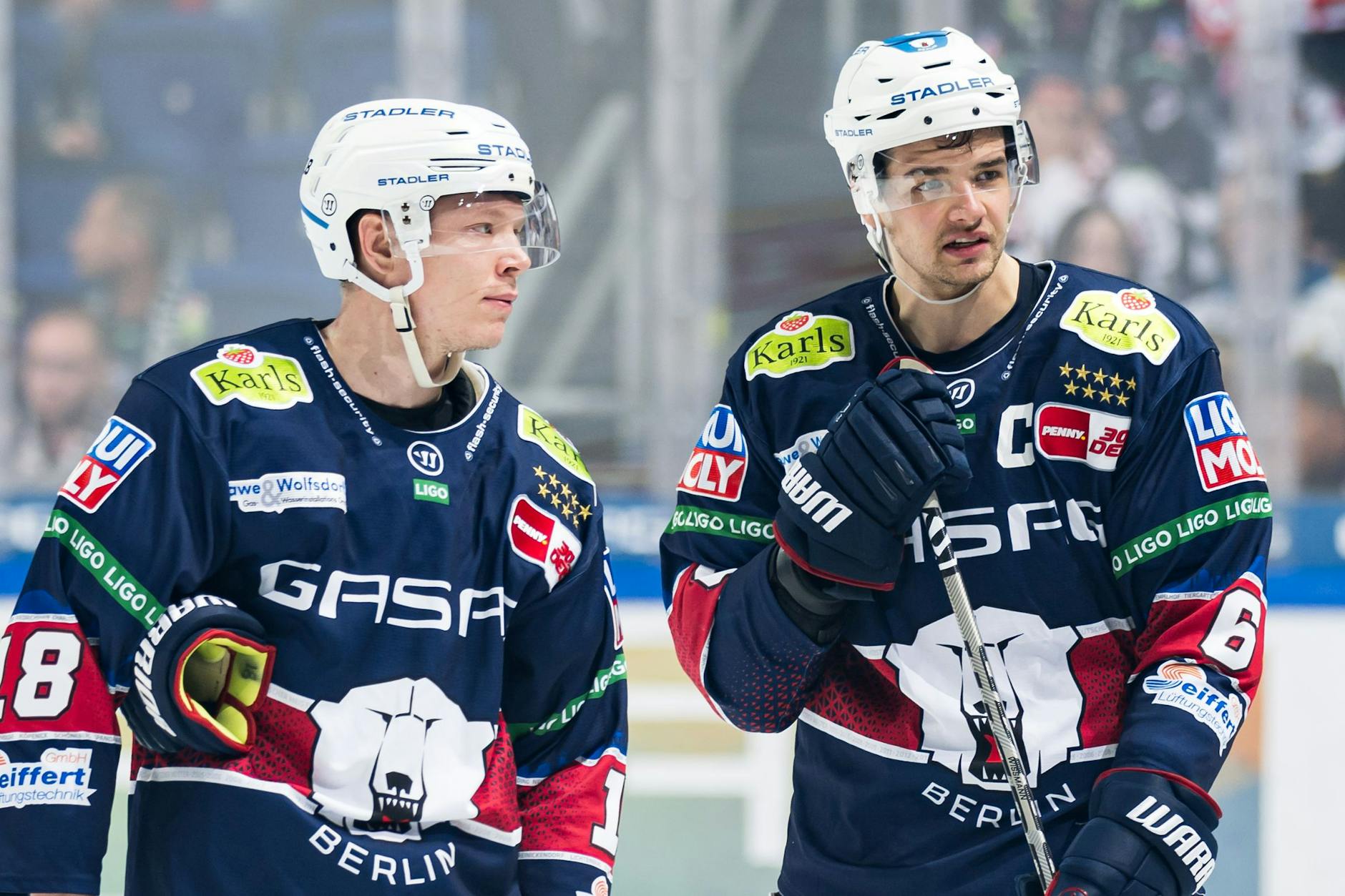 Jonas Müller (l.) und Kai Wissmann machen den Eisbären und den Fans mal wieder viel Freude.