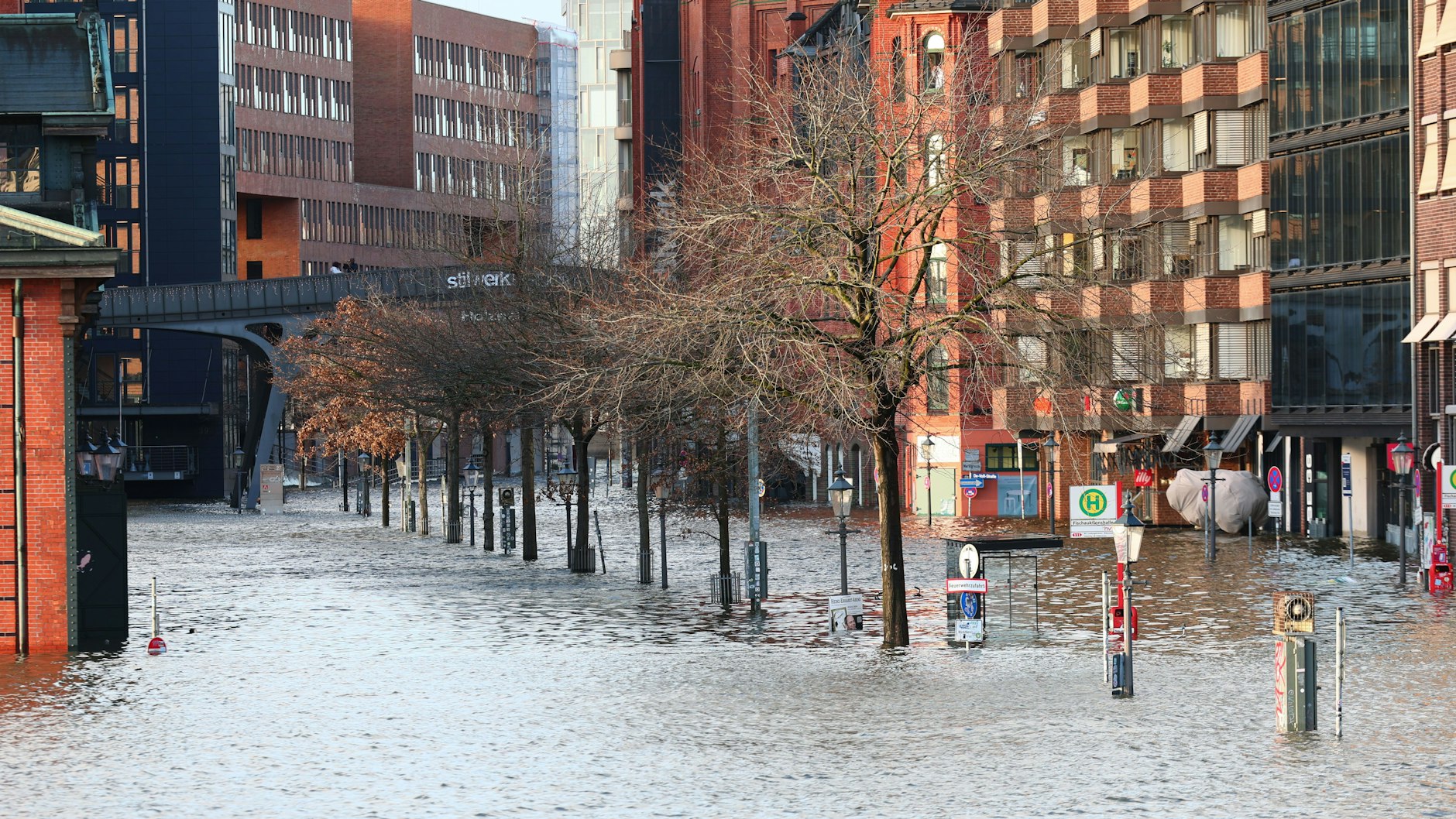 Der Fischmarkt in Hamburg steht komplett unter Wasser. Für die Nordseeküste und Hamburg droht am Freitag eine schwere Sturmflut.