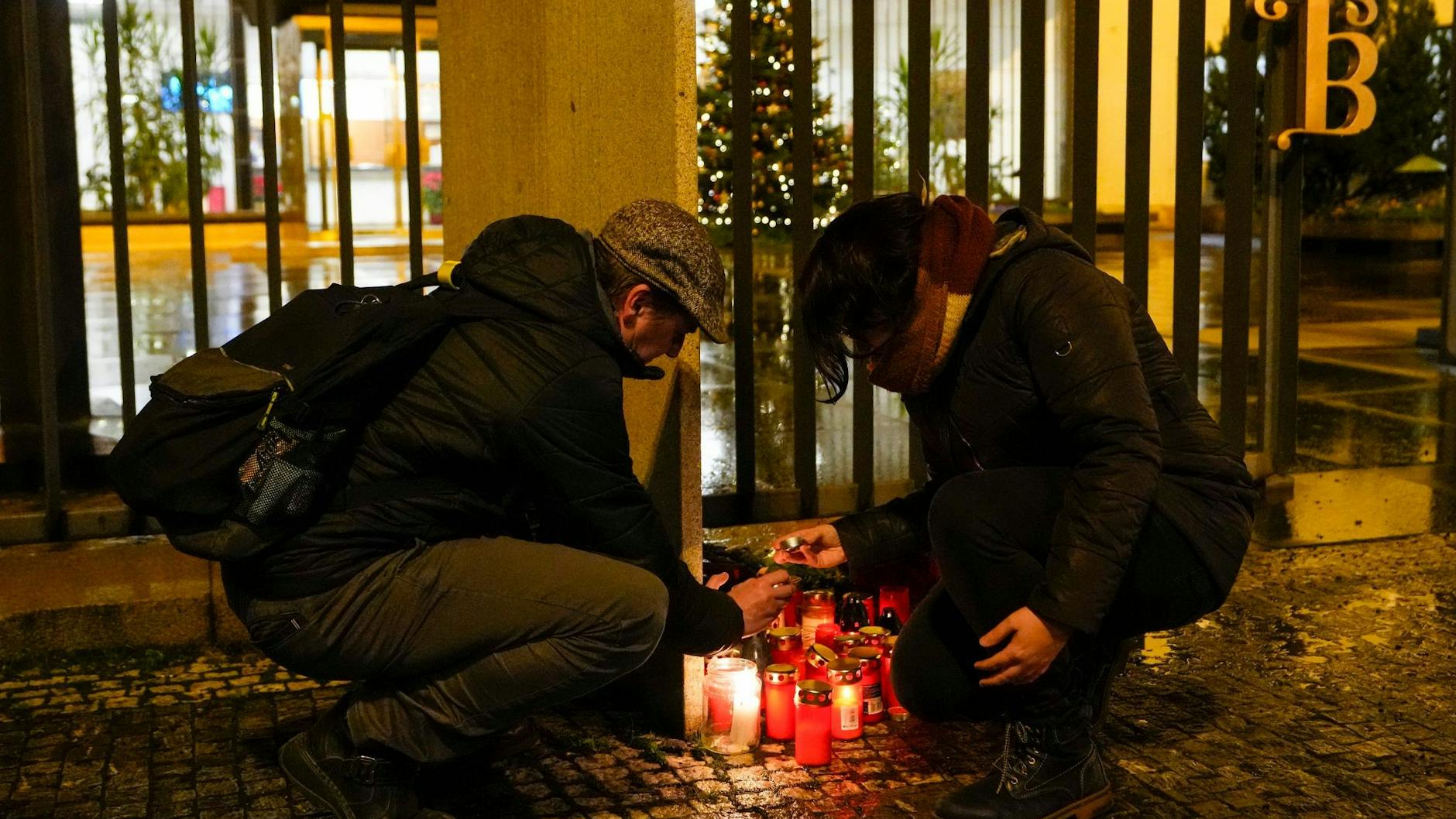 Menschen entzünden Kerzen vor dem Gebäude der Philosophischen Fakultät der Karls-Universität in der Prager Innenstadt.