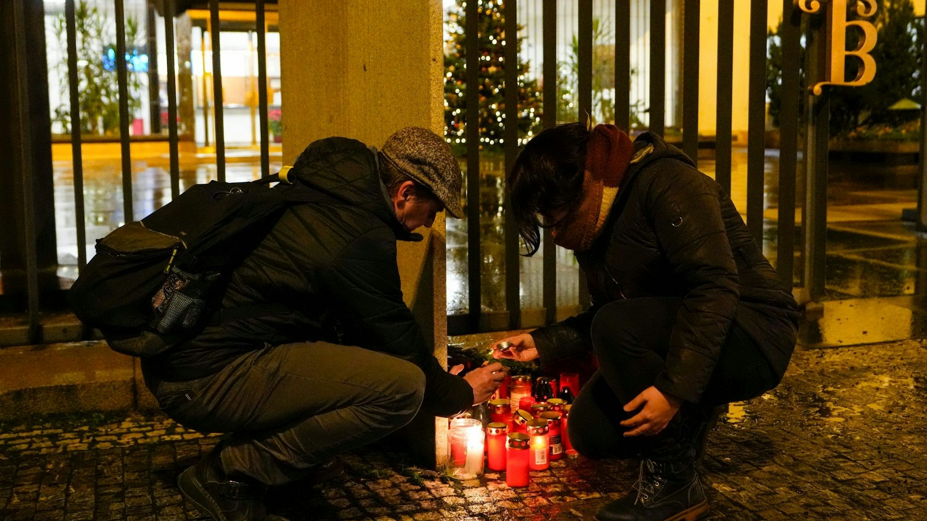 Menschen entzünden Kerzen vor dem Gebäude der Philosophischen Fakultät der Karls-Universität in der Prager Innenstadt.