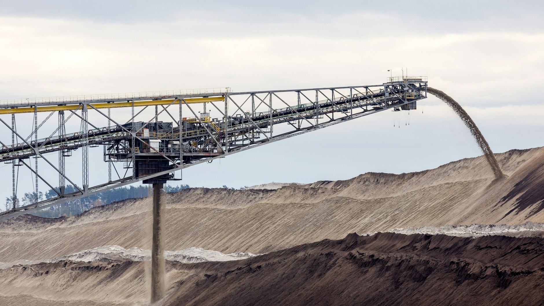 Blick in den Tagebau mit Abraumförderbrücke F60. Der Tagebau wird geschlossen.