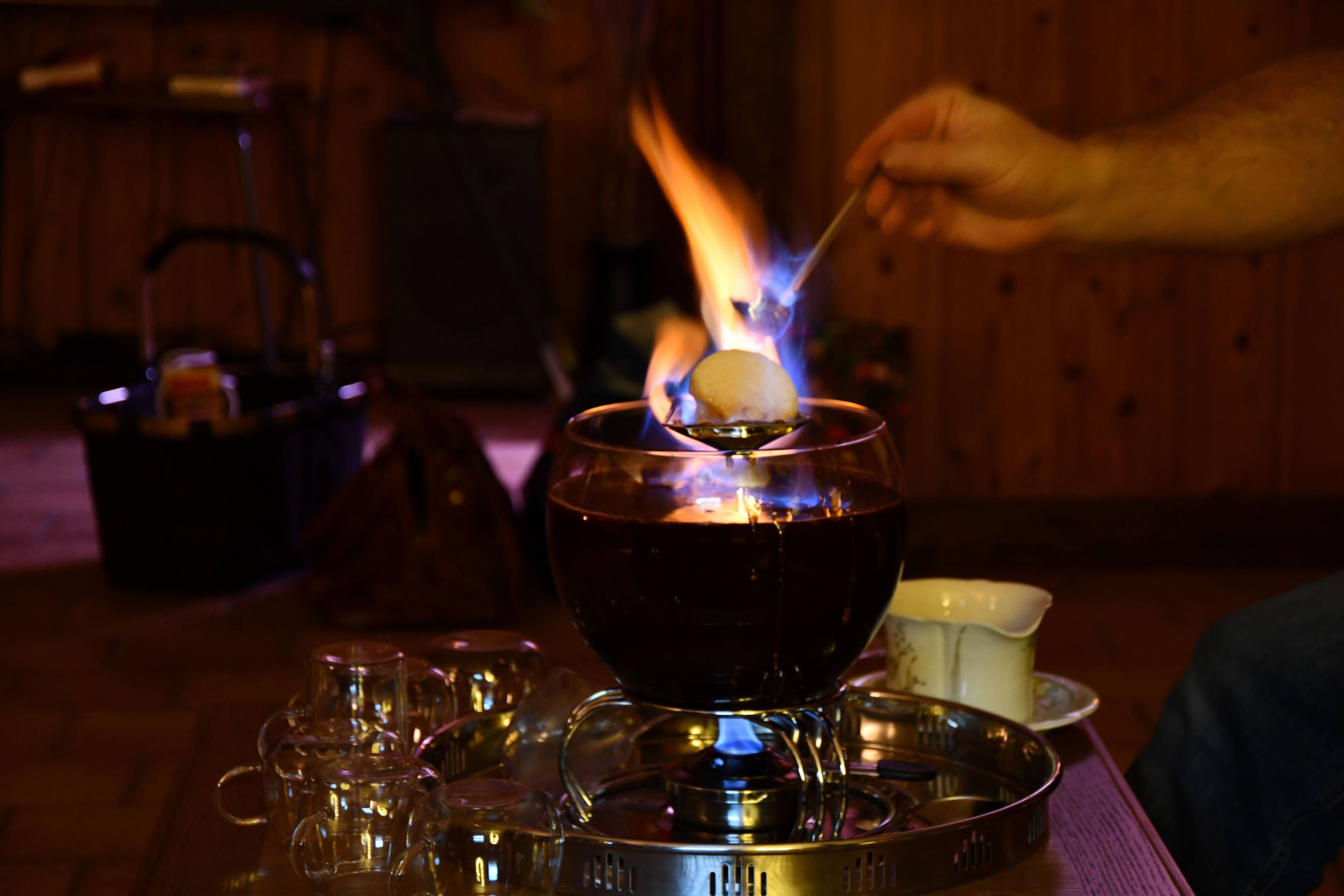Rezept für Feuerzangenbowle – so wird der feurige Punsch perfekt!