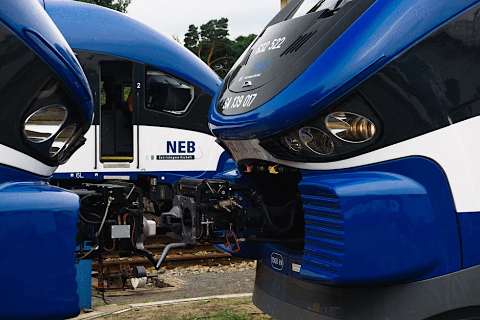Triebwagen des polnischen Herstellers Pesa. Die Fahrzeuge wurden ausgewählt, weil sie auch eine Zulassung für Polen haben. Die Regionalbahnlinie RB26 verbindet Berlin mit Kostrzyn.