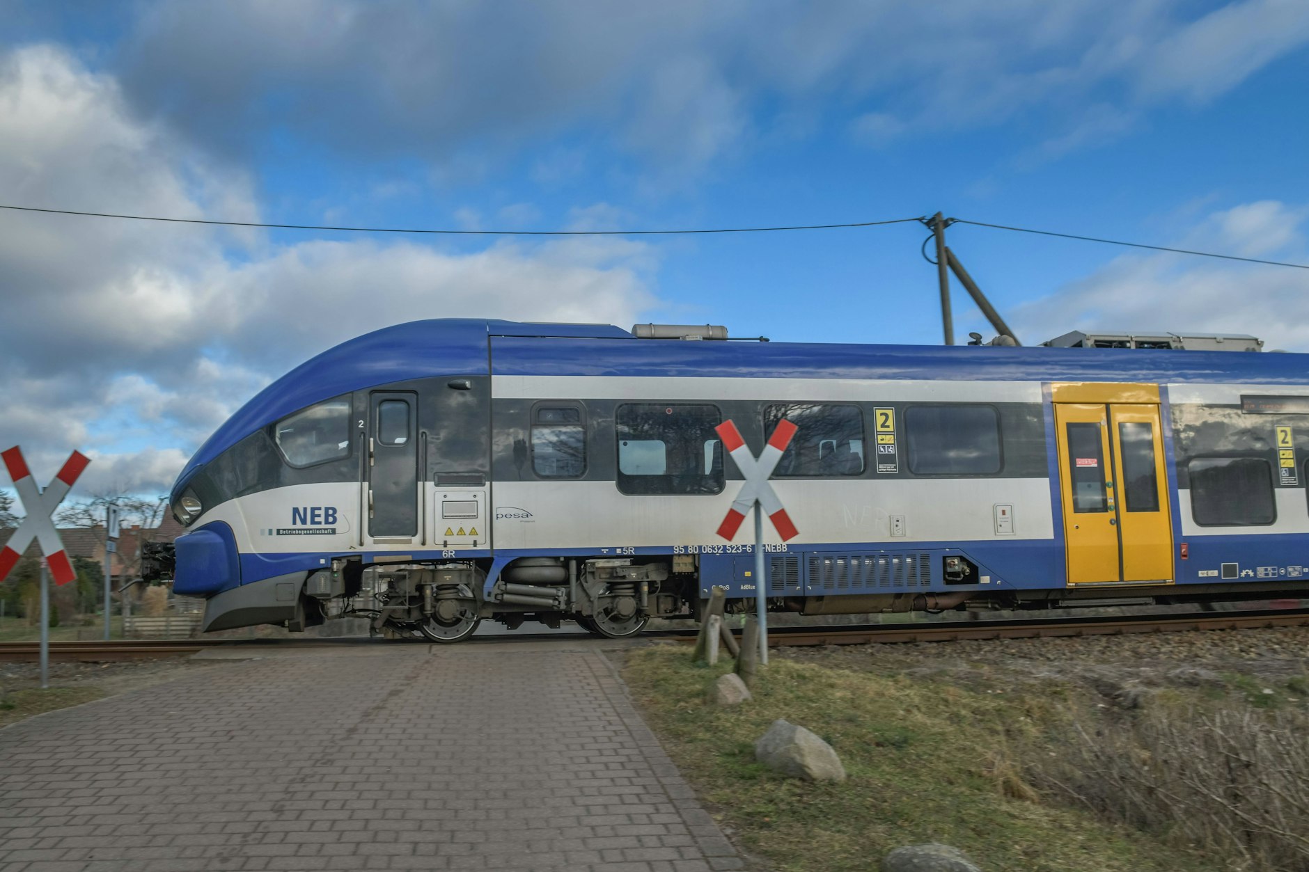 Ein Zug der Niederbarnimer Eisenbahn ließ an einem Bahnhof in Brandenburg einen Zugteil einfach stehen.