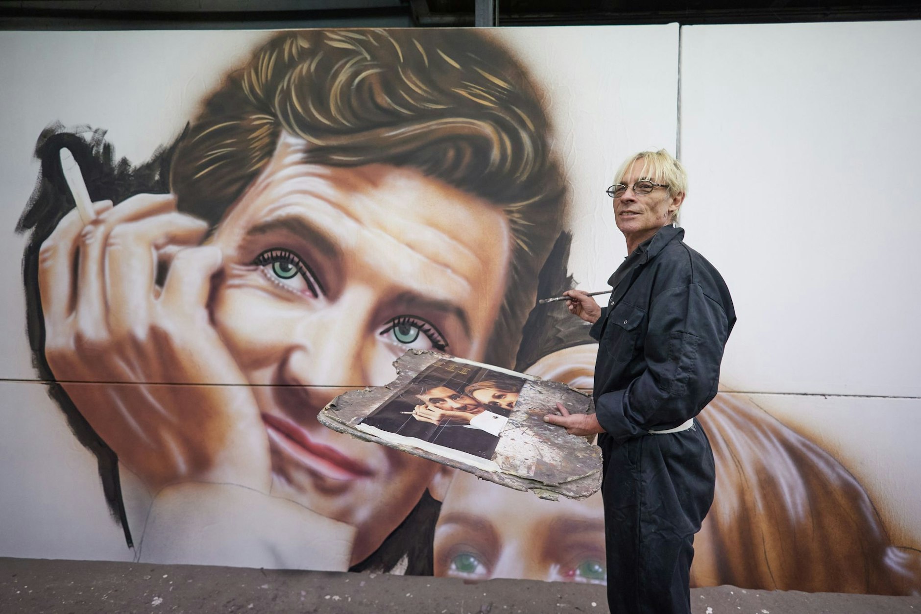 Mit dem gedruckten Original-Plakat als Vorlage malt Götz Valien das Kinoplakat.