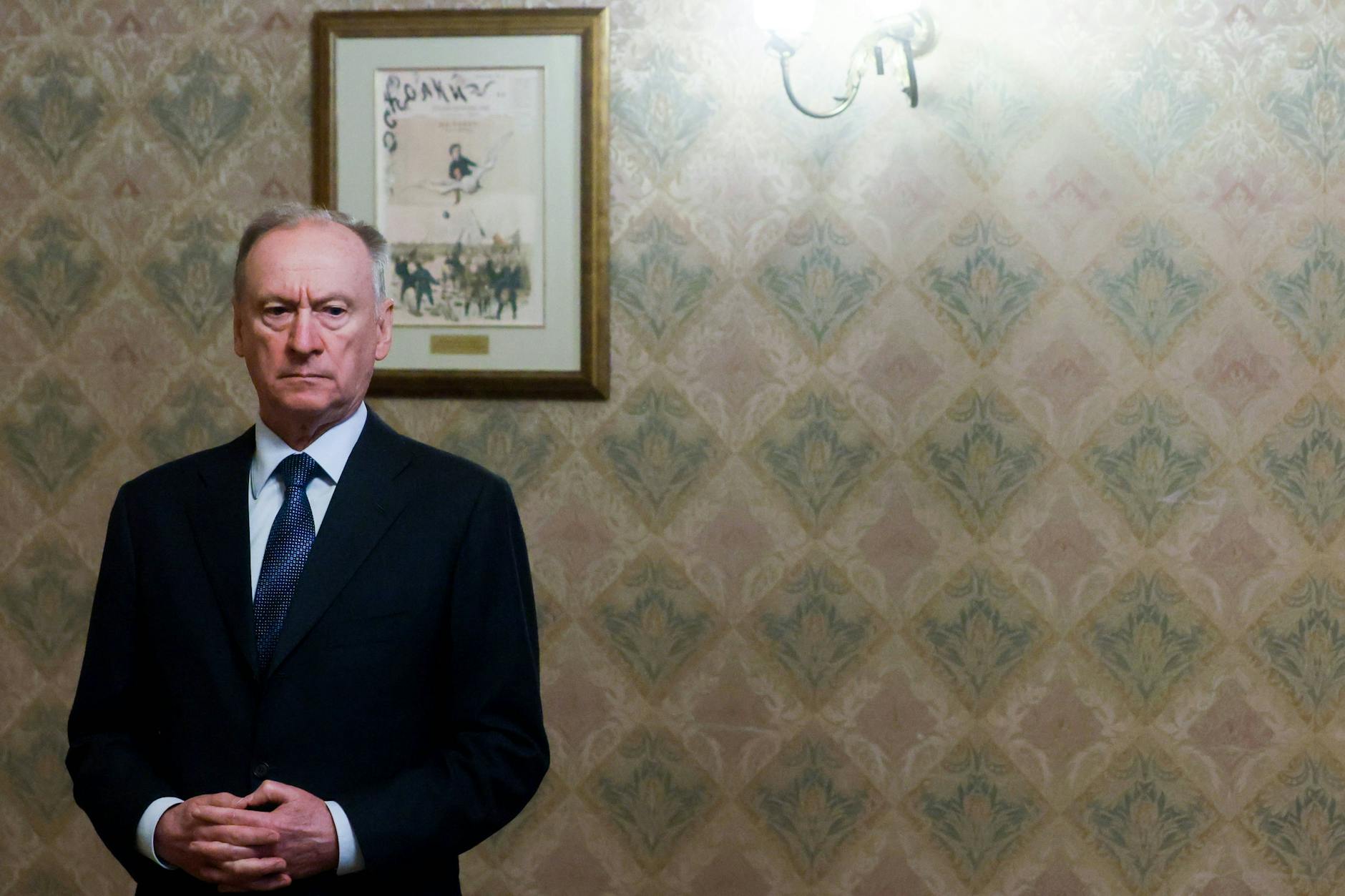 Nikolai Patruschew vor einem Treffen mit Wang Yi, Direktor des Büros der Kommission für auswärtige Angelegenheiten des Zentralkomitees der Kommunistischen Partei Chinas, im Metropol Hotel Moskau