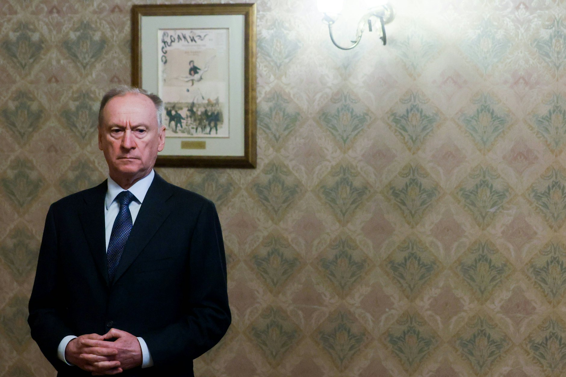 Nikolai Patruschew vor einem Treffen mit Wang Yi, Direktor des Büros der Kommission für auswärtige Angelegenheiten des Zentralkomitees der Kommunistischen Partei Chinas, im Metropol Hotel Moskau