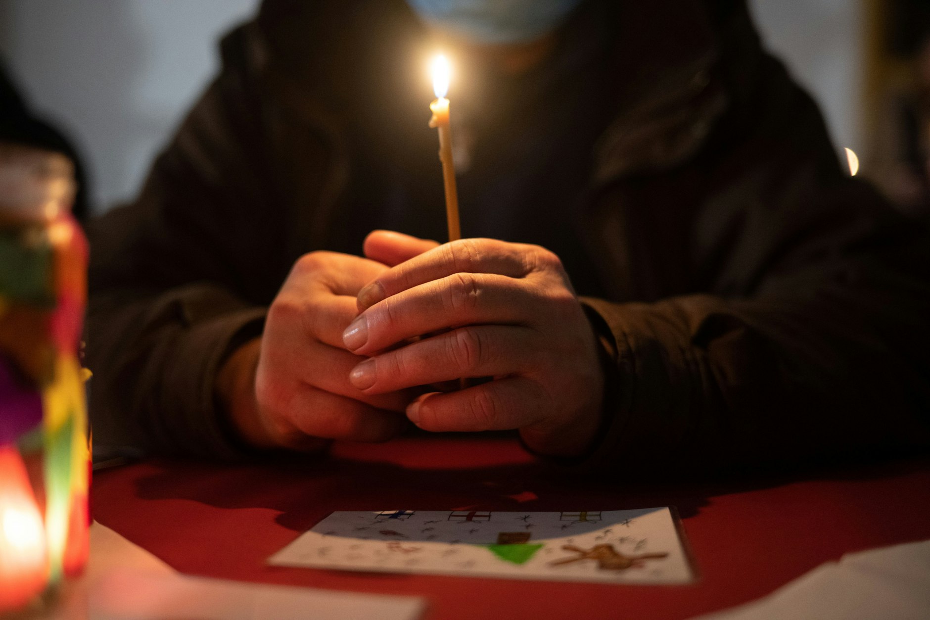 Weihnachten nicht allein: Ein Besucher sitzt während der „Langen Nacht am Heiligen Abend“ in der Weißfrauen-Diakoniekirche in Frankfurt/Main.