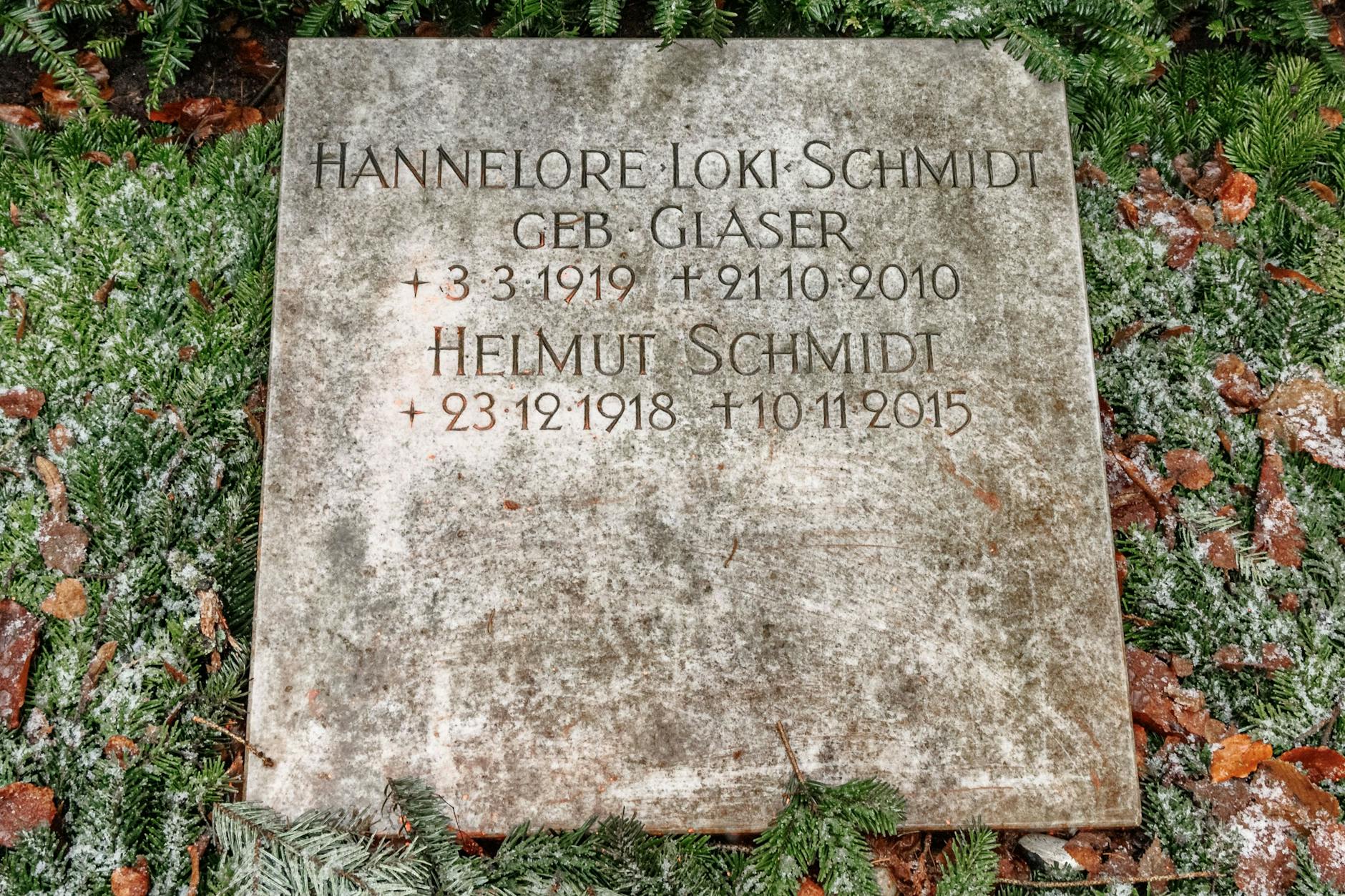 Blick auf das Grab von Helmut und Hannelore Schmidt, auf dem Friedhof in Hamburg-Ohlsdorf. Die Schmiererei wurde schnell entfernt.