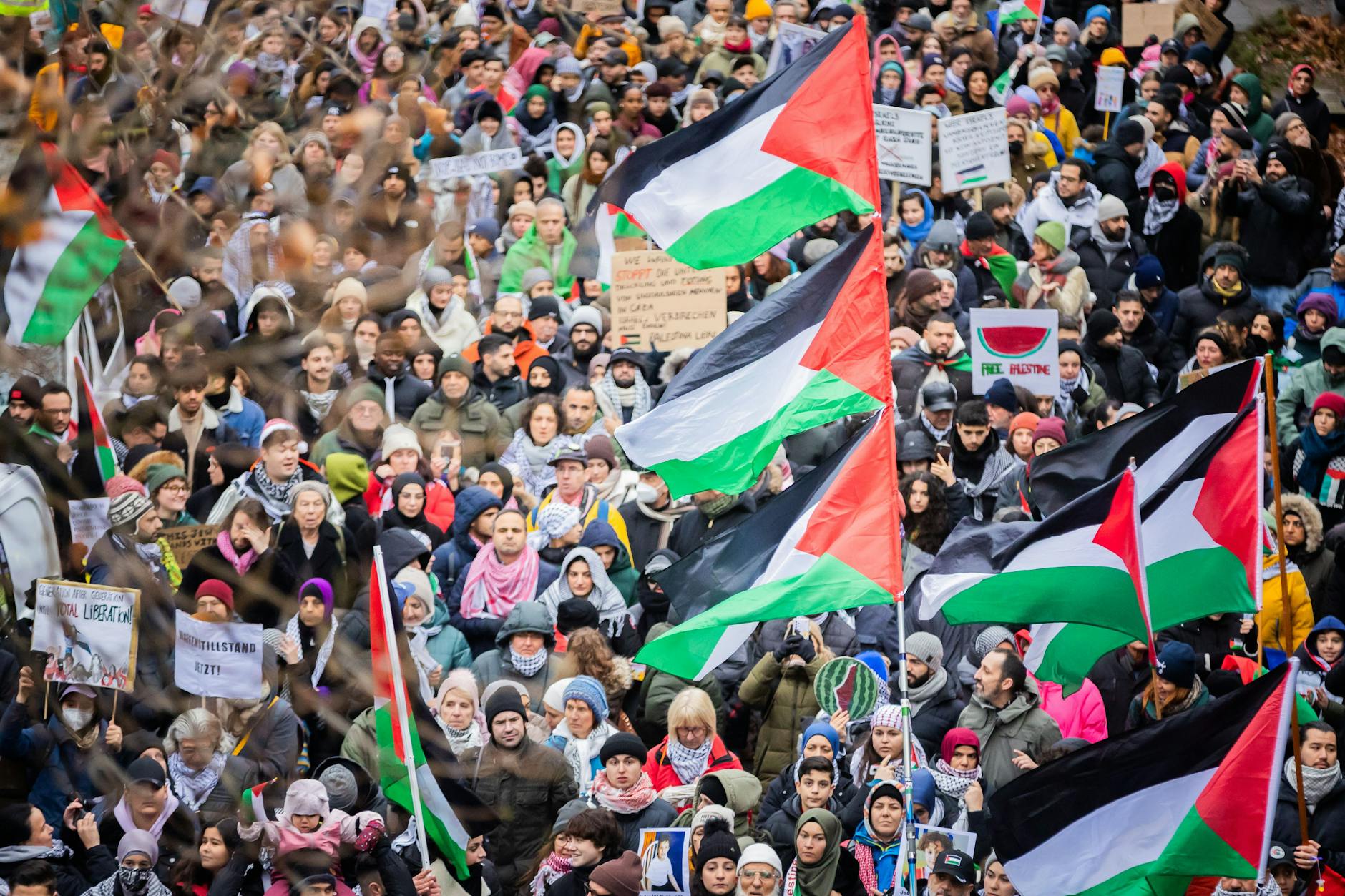 Die Demonstration startet am Halleschen Tor. 