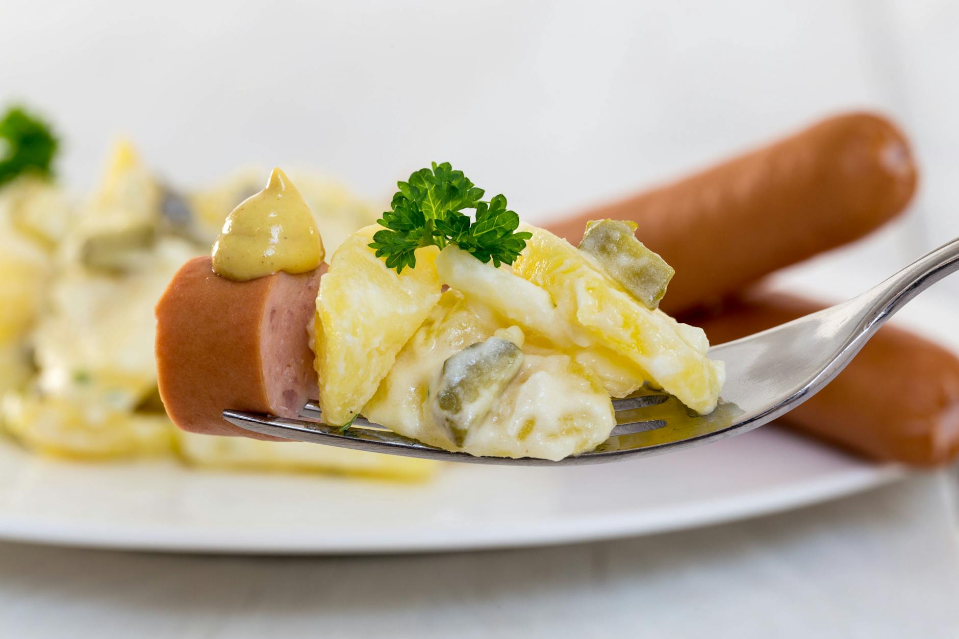 Wenn alle Stricke reißen: Kartoffelsalat mit Bockwürstchen isst fast jeder gern und er ist sehr schnell zubereitet.