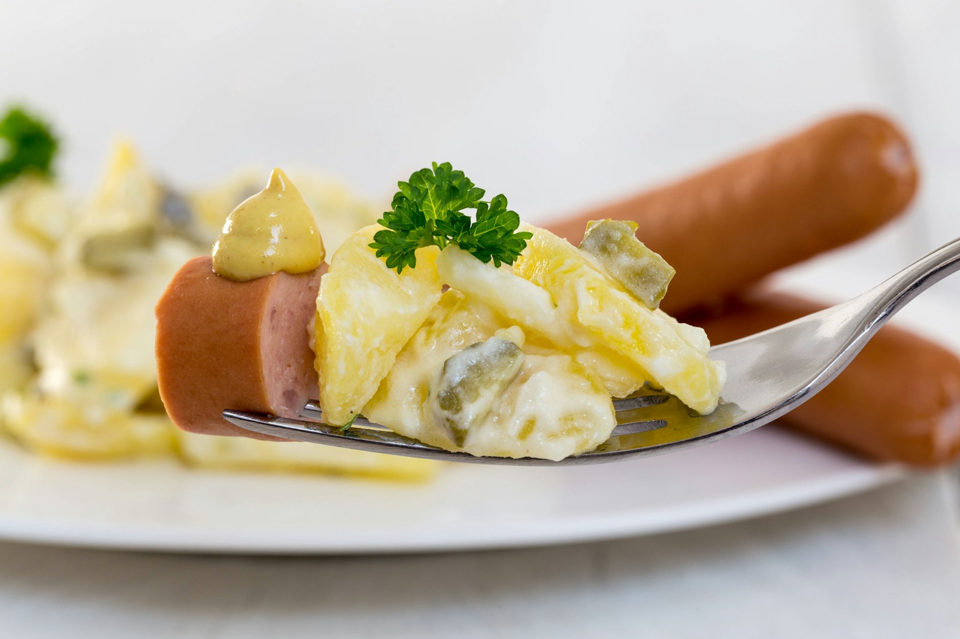 Wenn alle Stricke reißen: Kartoffelsalat mit Bockwürstchen isst fast jeder gern und er ist sehr schnell zubereitet. 