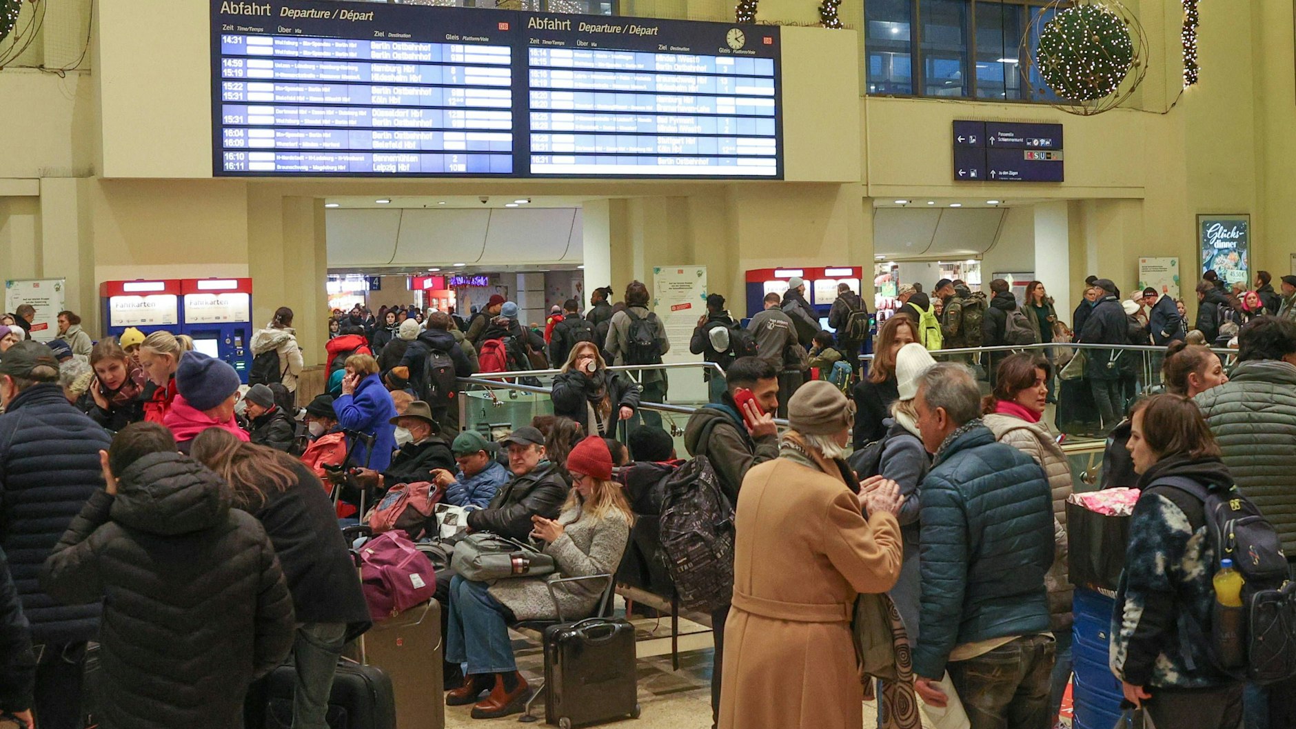 Sturmtief Zoltan sorgt, wie hier am Hauptbahnhof Hannover, für lange Gesichter bei Bahnreisenden.