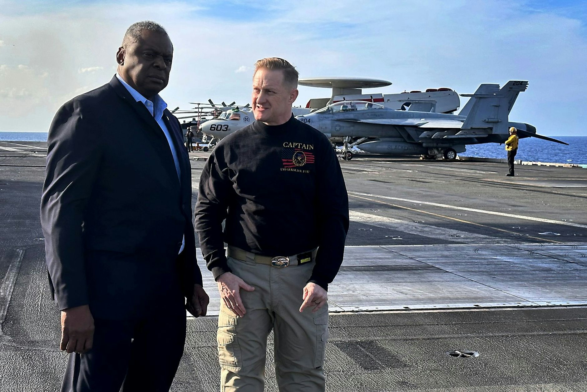 Der Verteidigungsminister der USA Lloyd Austin (l.) auf dem Flugzeugträger „USS Gerald R. Ford“