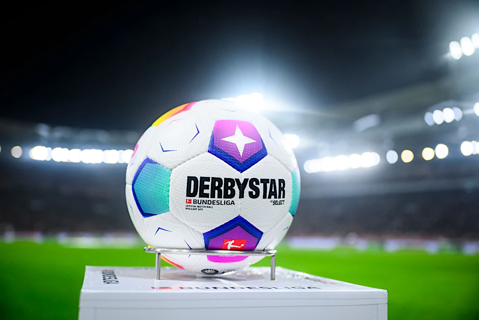 ARCHIV - Die DFL hat die Ansetzung der Spiele der Bundesliga und der 2. Bundesliga vom 19. bis 26. Spieltag veröffentlicht.  