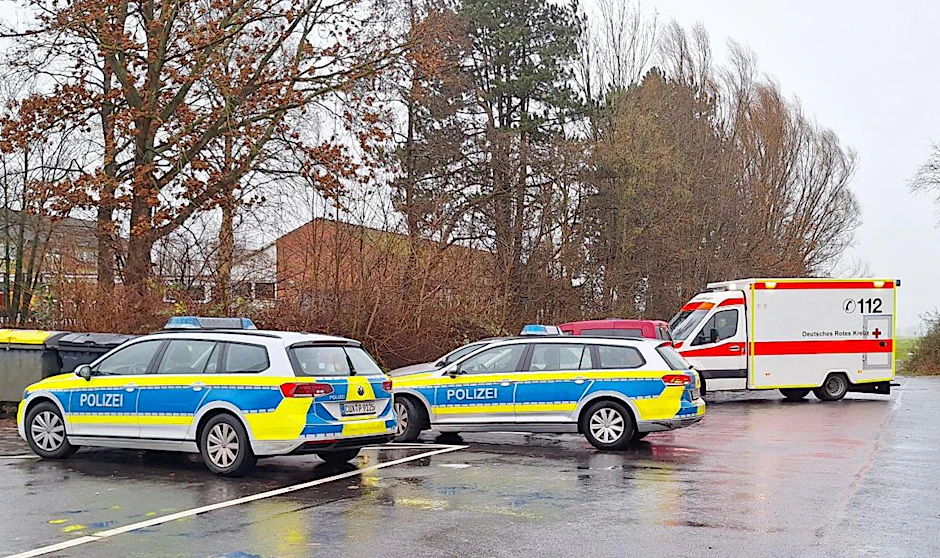 Polizeiautos und ein Krankenwagen stehen nahe der Schule in Cuxhaven.   TV /dpa