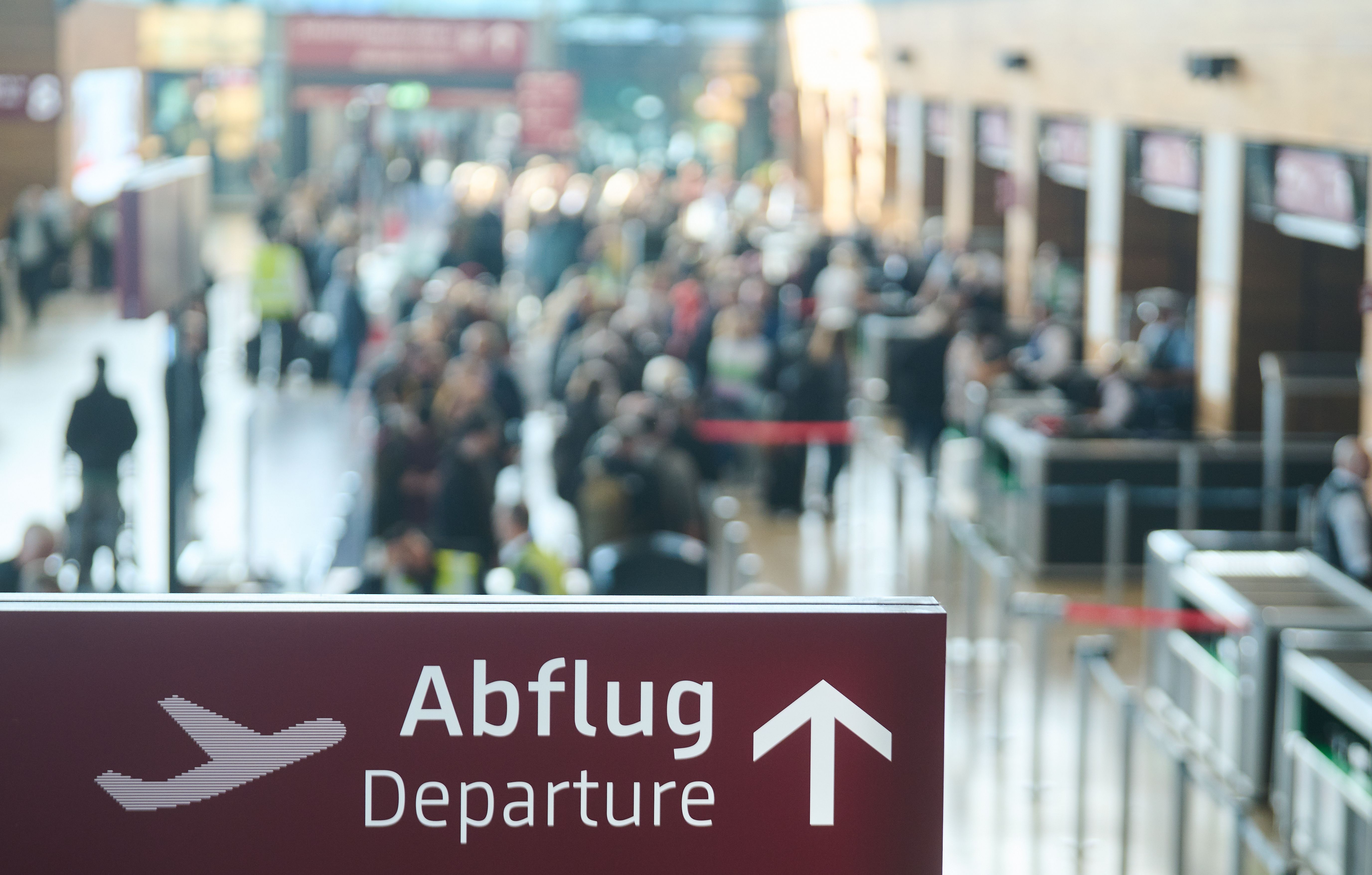 „Chaotische Zustände“ am Flughafen BER – Dutzende Flüge verspätet!