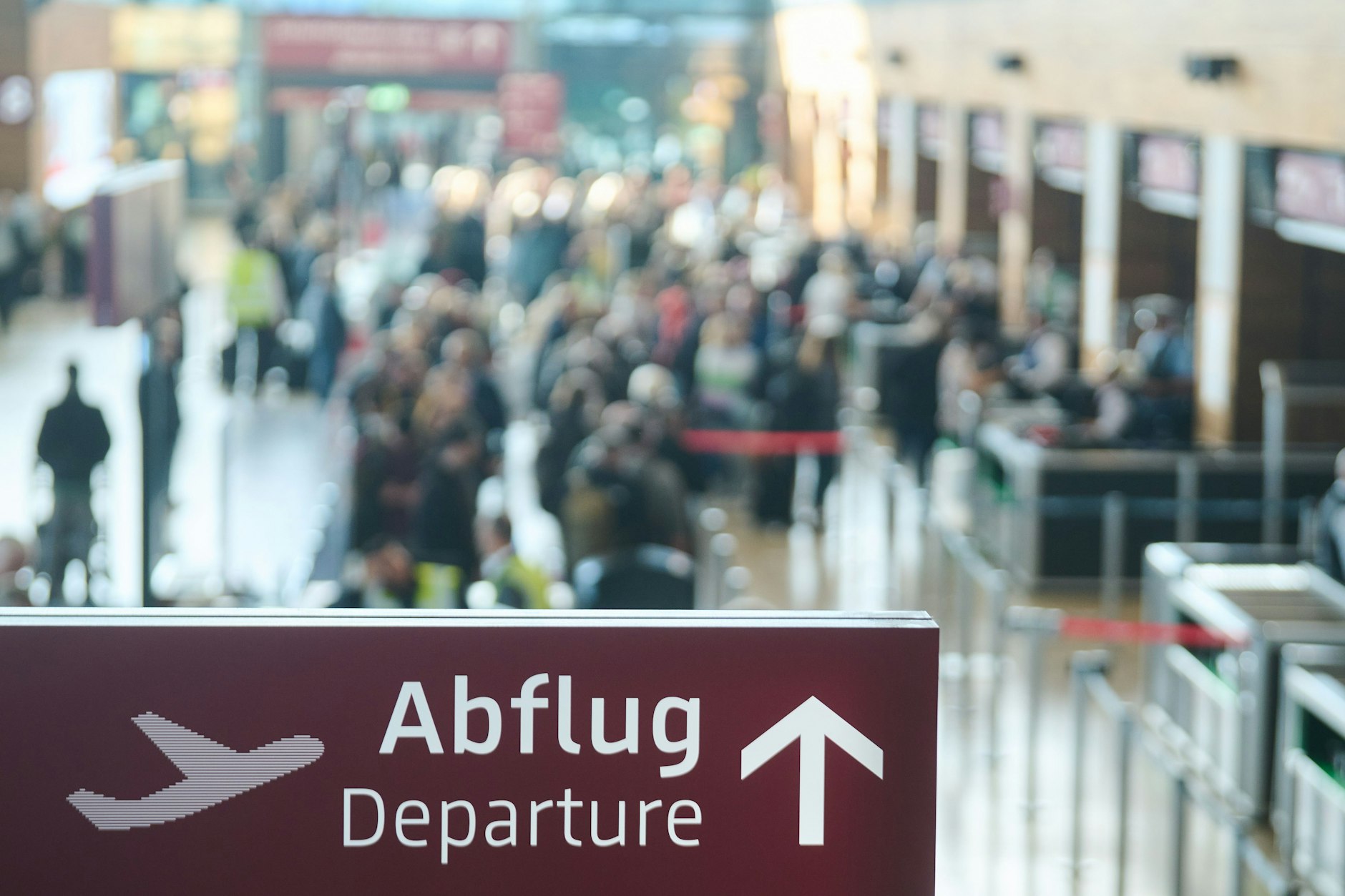 Fluggäste mussten am Samstag am Flughafen BER teils stundenlang warten. Über die Feiertage ist kaum Besserung in Sicht.