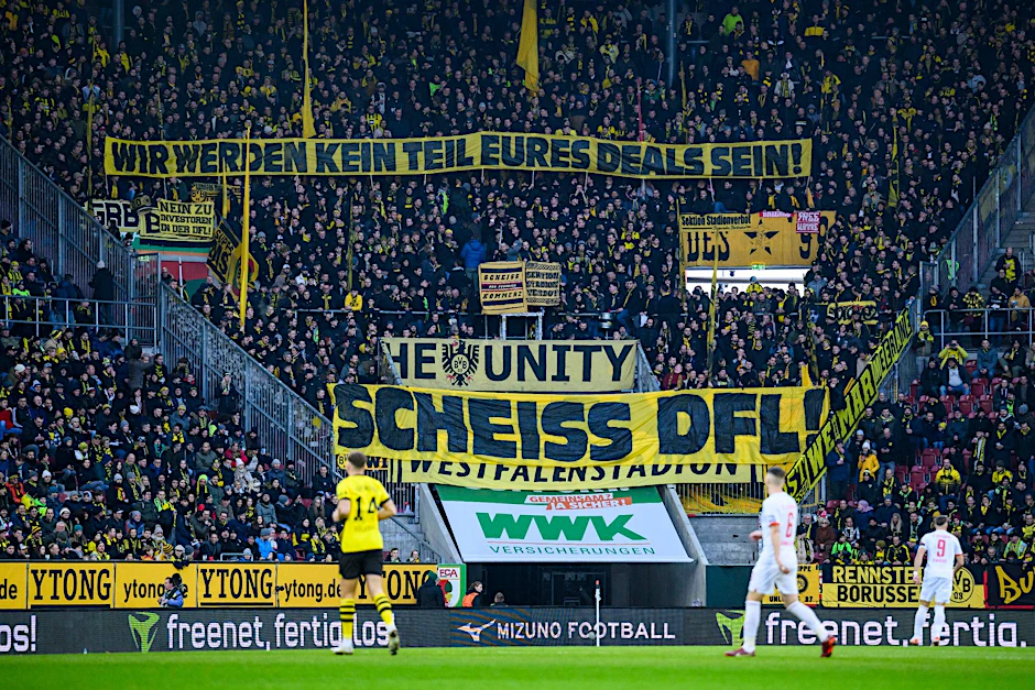 ARCHIV - Der Ärger der Fans über einen möglichen Einstieg eines Investors bei der Deutschen Fußball Liga ist weiterhin groß.  