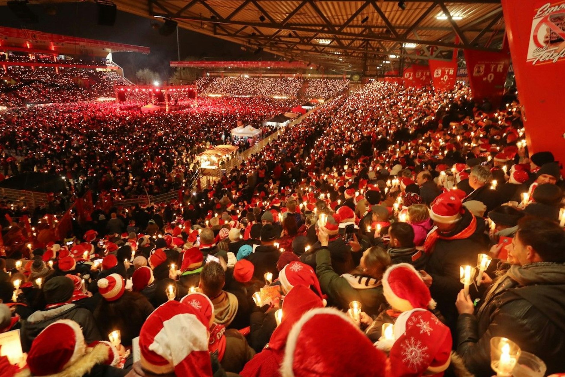1. FC Union Berlin: Weihnachtssingen im Stadion An der Alten Försterei.