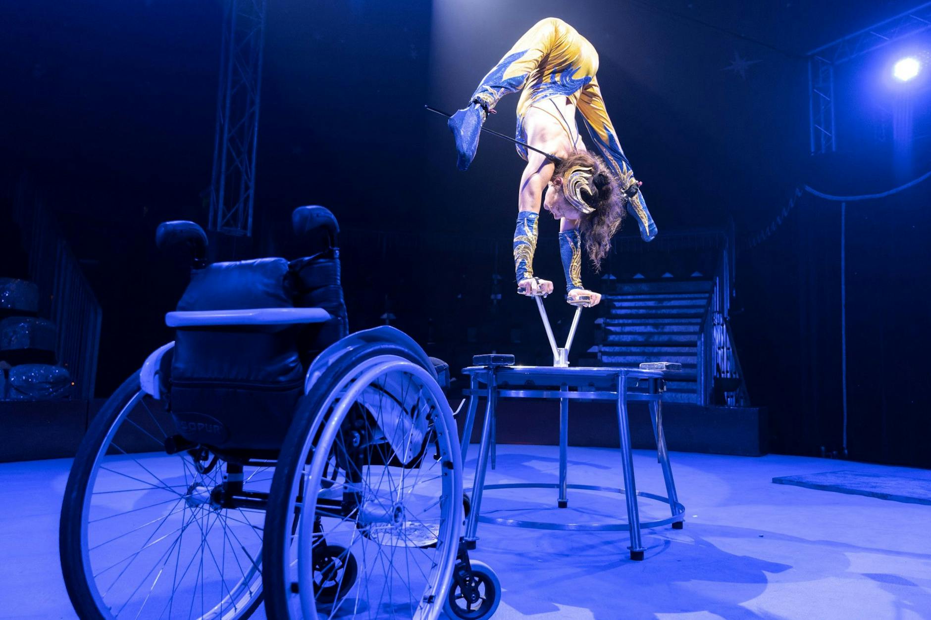 Die Artistin Silke Pan, ausgebildet an der Staatlichen Ballett- und Artistikschule Berlin, ist seit einem Unfall am Trapez querschnittsgelähmt. Ihren Oberkörper beherrscht sie perfekt.