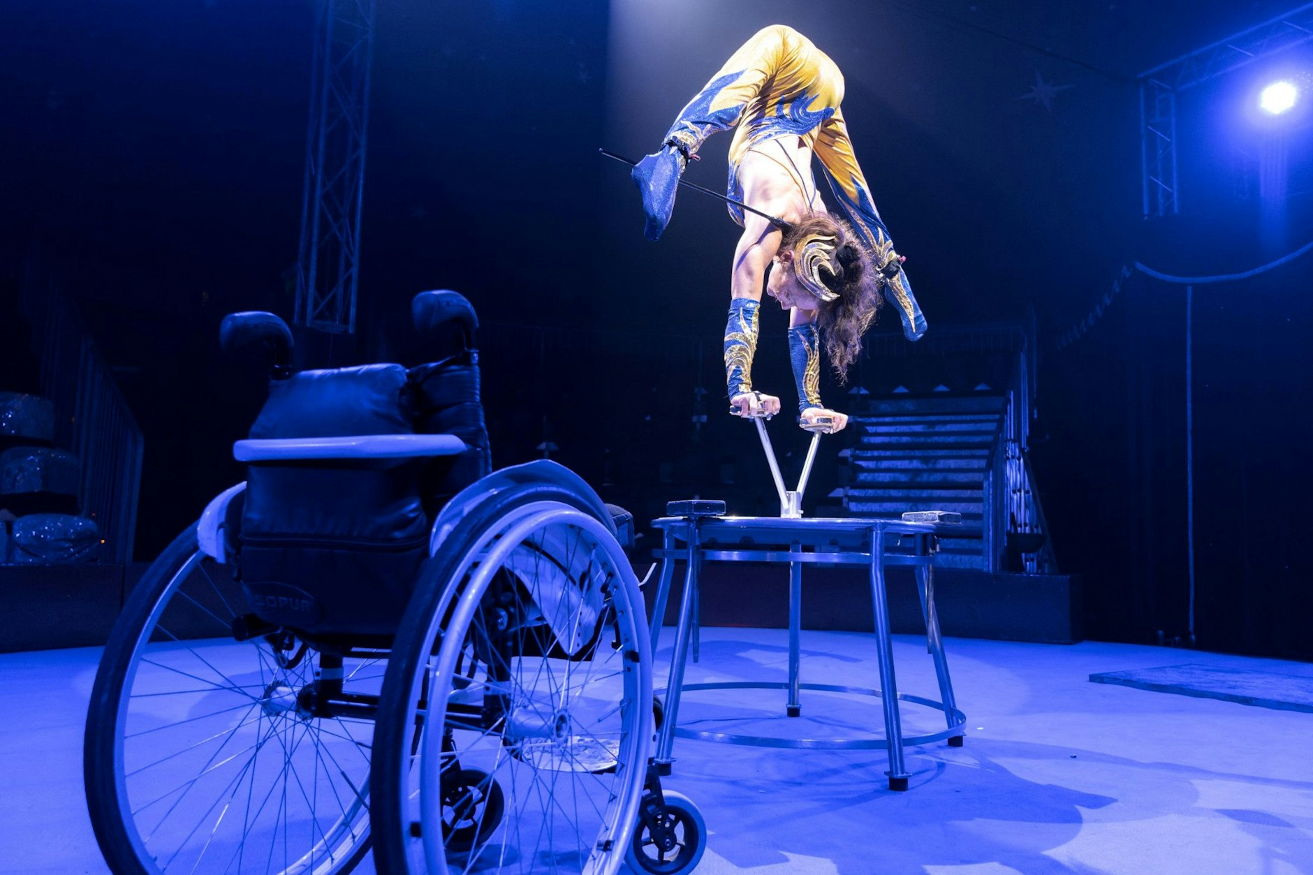 Die Artistin Silke Pan, ausgebildet an der Staatlichen Ballett- und Artistikschule Berlin, ist seit einem Unfall am Trapez querschnittsgelähmt. Ihren Oberkörper beherrscht sie perfekt.